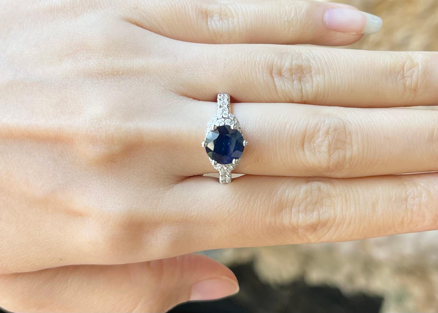 Blauer Saphir mit Diamantring in 18 Karat Weißgold gefasst (Zeitgenössisch) im Angebot