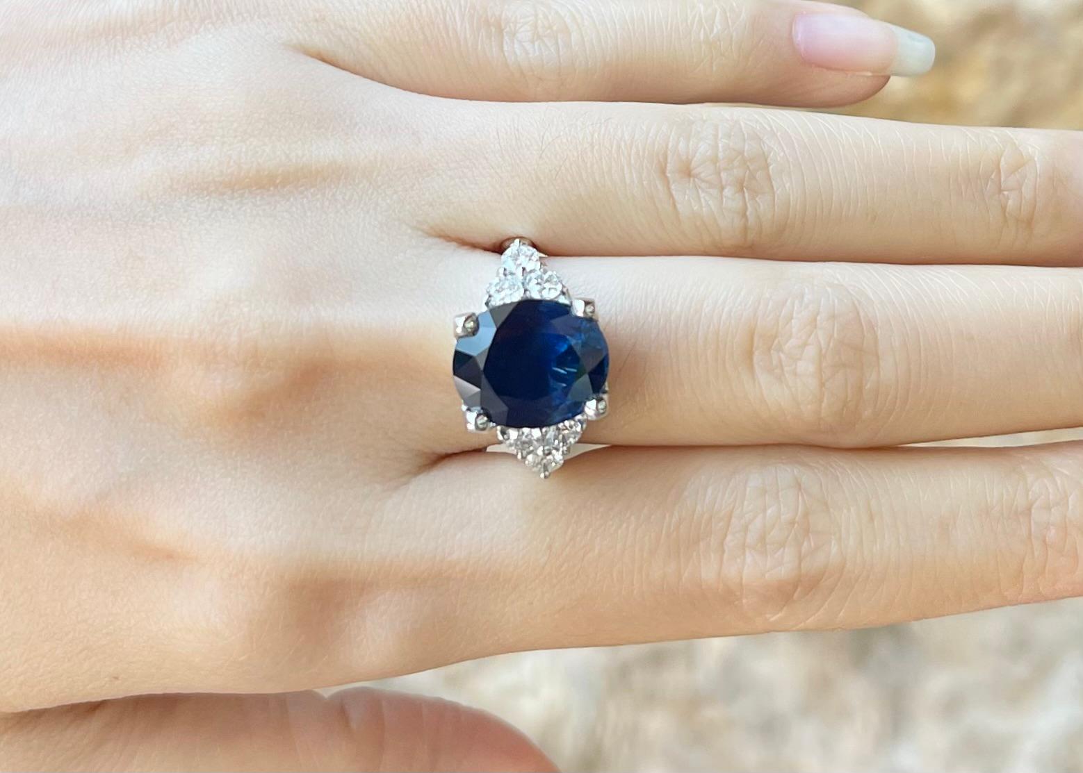 Blauer Saphir mit Diamantring in 18 Karat Weißgold gefasst (Zeitgenössisch) im Angebot