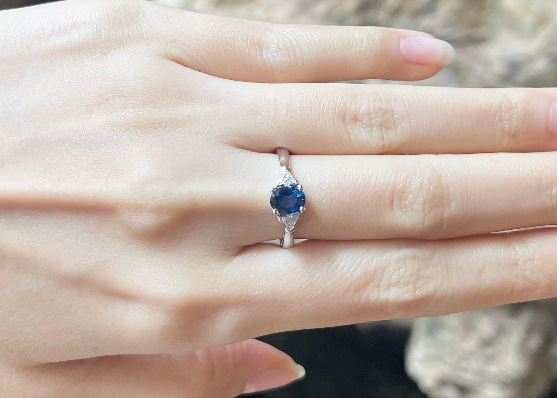 Contemporaneo Anello con zaffiro blu e diamante con montatura in oro bianco 18 carati in vendita