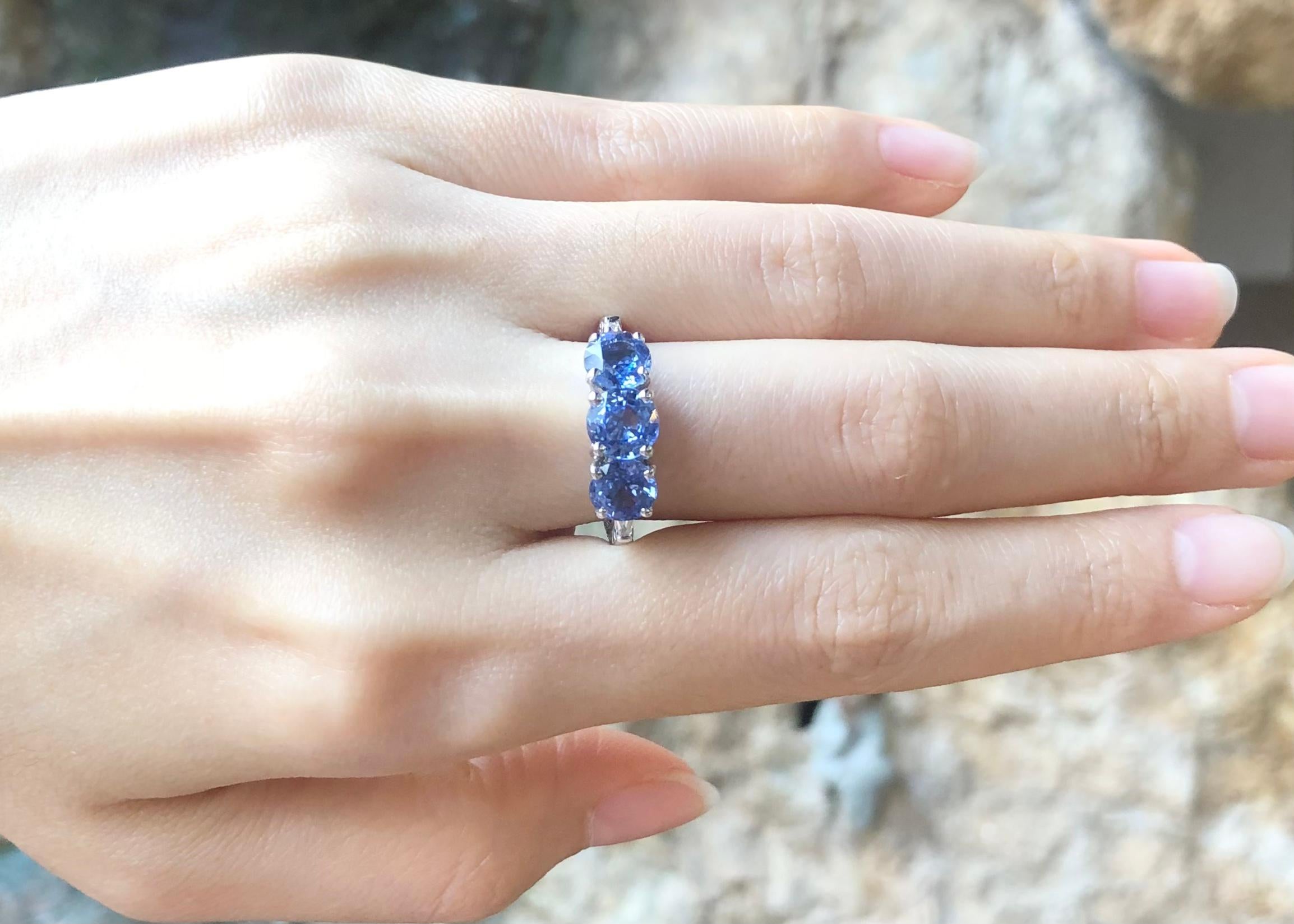 Round Cut Blue Sapphire with Diamond Ring Set in 18k White Gold Settings For Sale