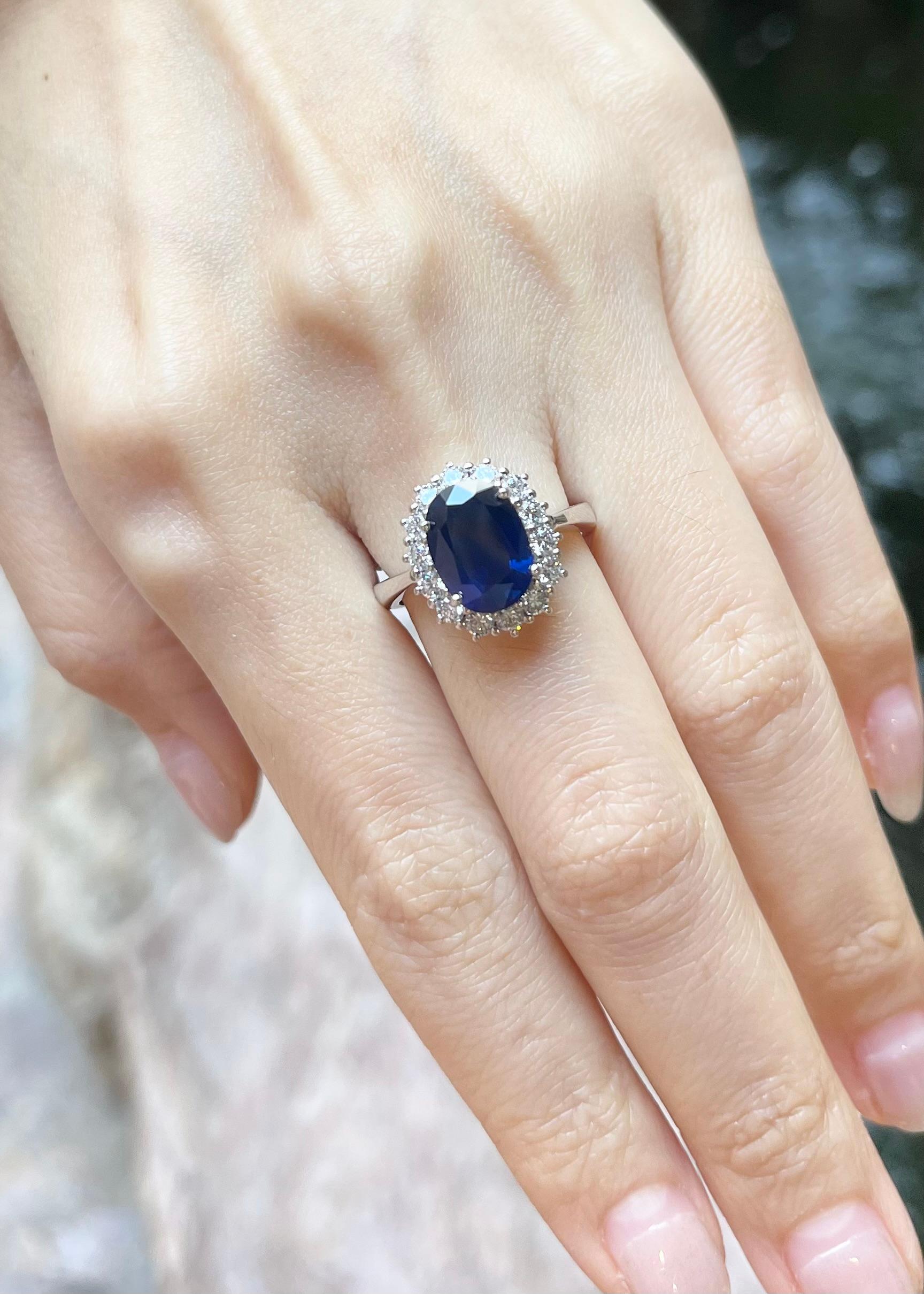 Taille ovale Bague en saphir bleu et diamants sertis en or blanc 18K en vente