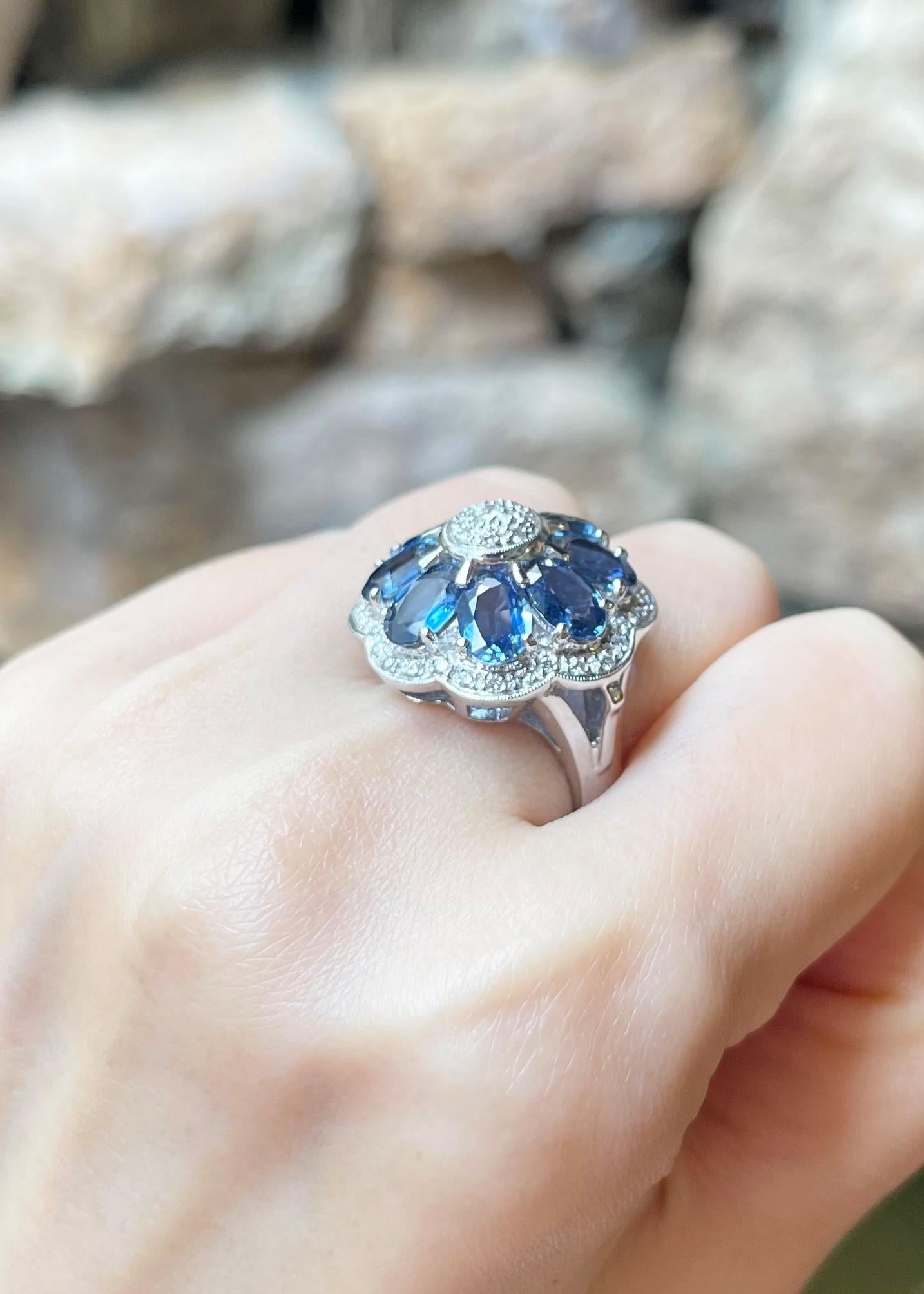 Blauer Saphir mit Diamantring in 18 Karat Weißgold gefasst (Ovalschliff) im Angebot