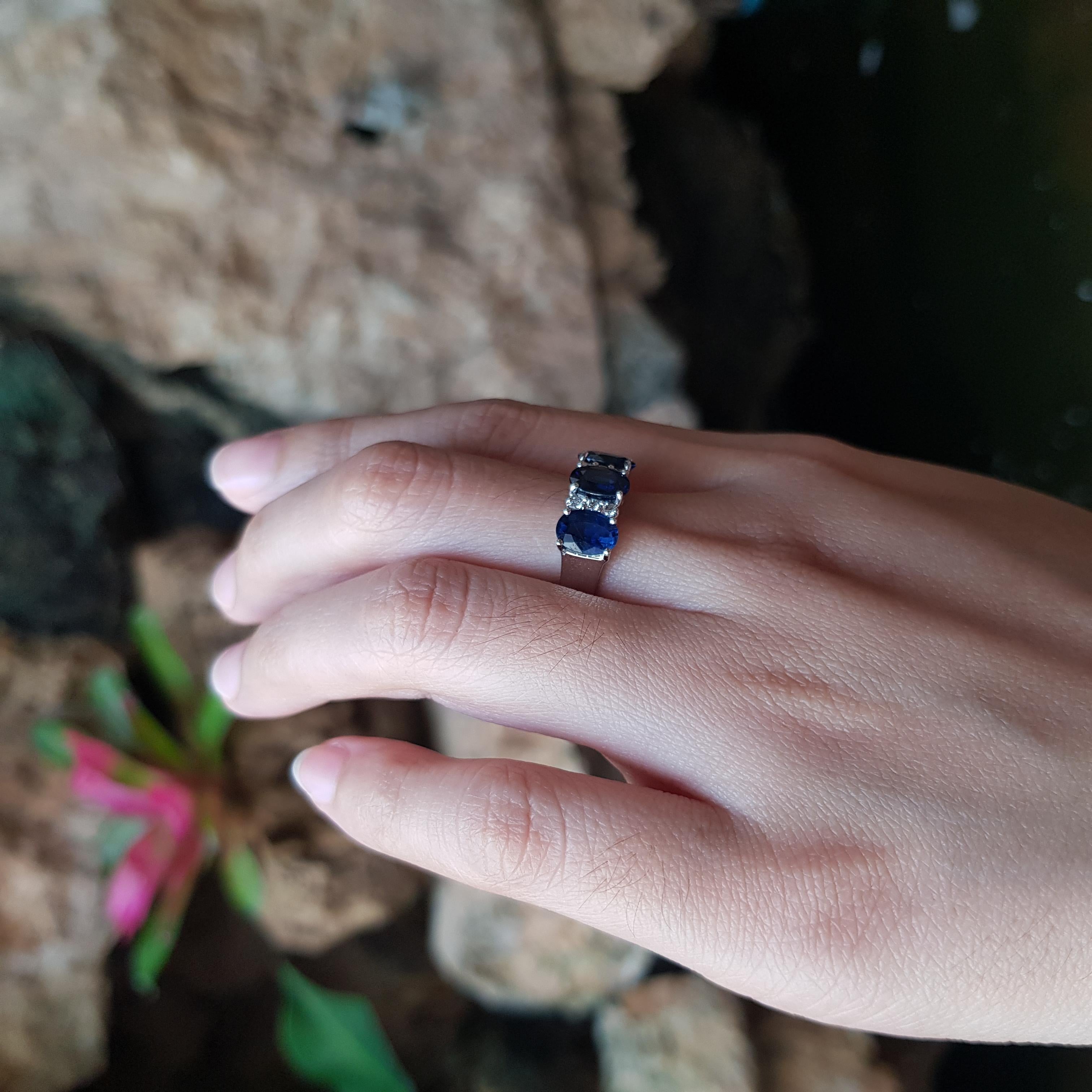 Taglio ovale Anello con zaffiro blu e diamante con montatura in oro bianco 18 carati in vendita