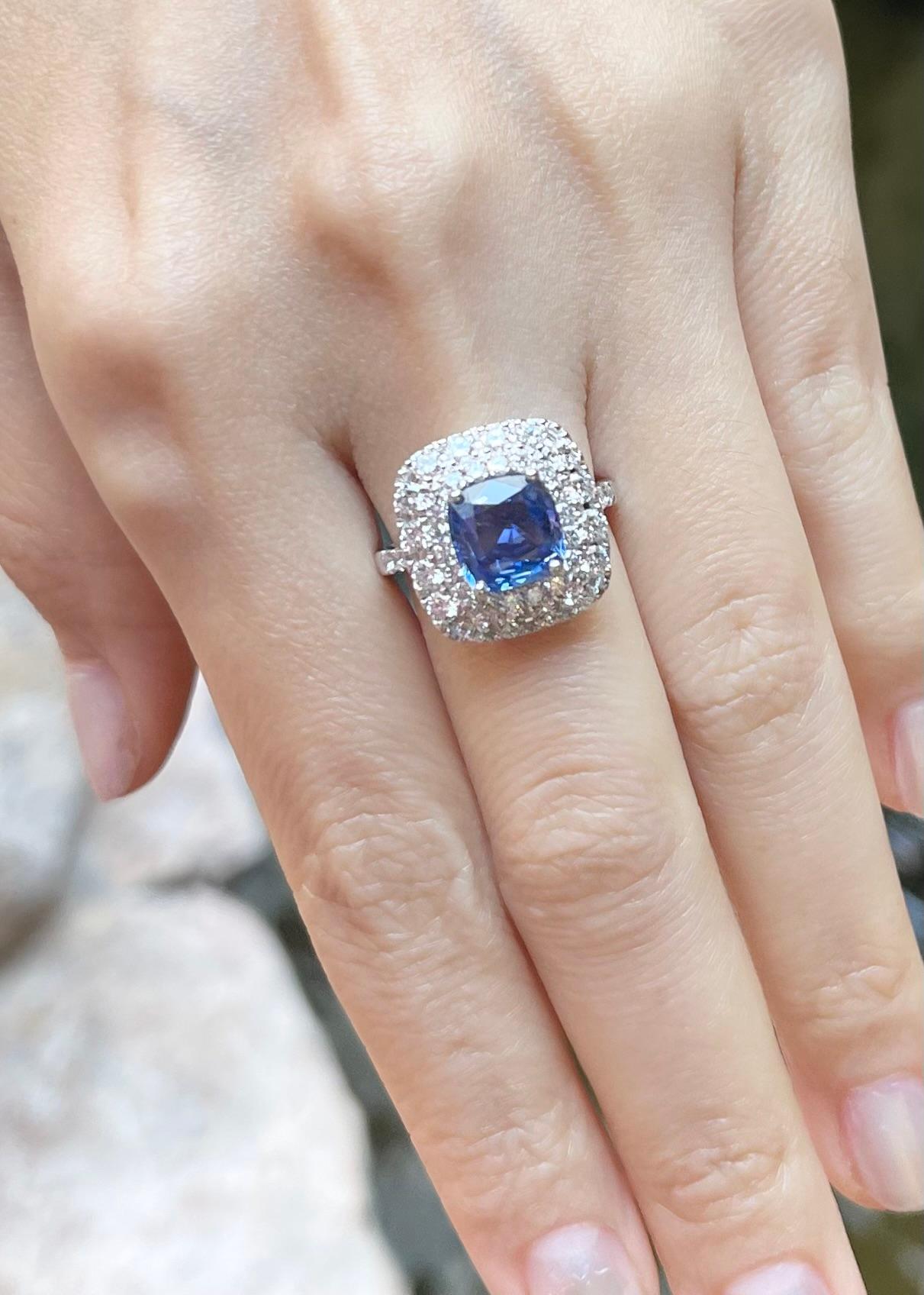 Taille coussin Bague en saphir bleu et diamants sertis en or blanc 18K en vente
