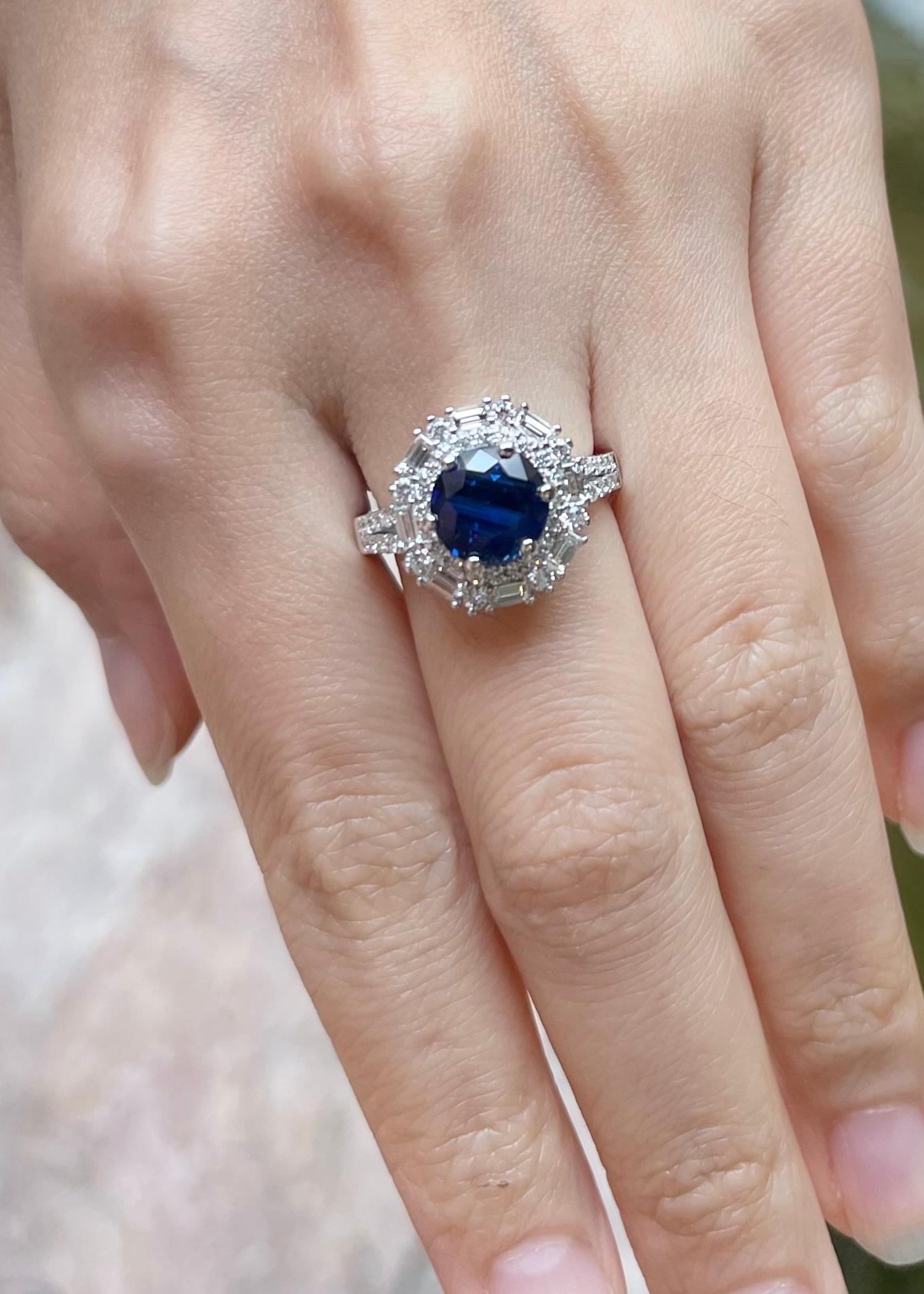 Blauer Saphir mit Diamantring in 18 Karat Weißgold gefasst (Rundschliff) im Angebot