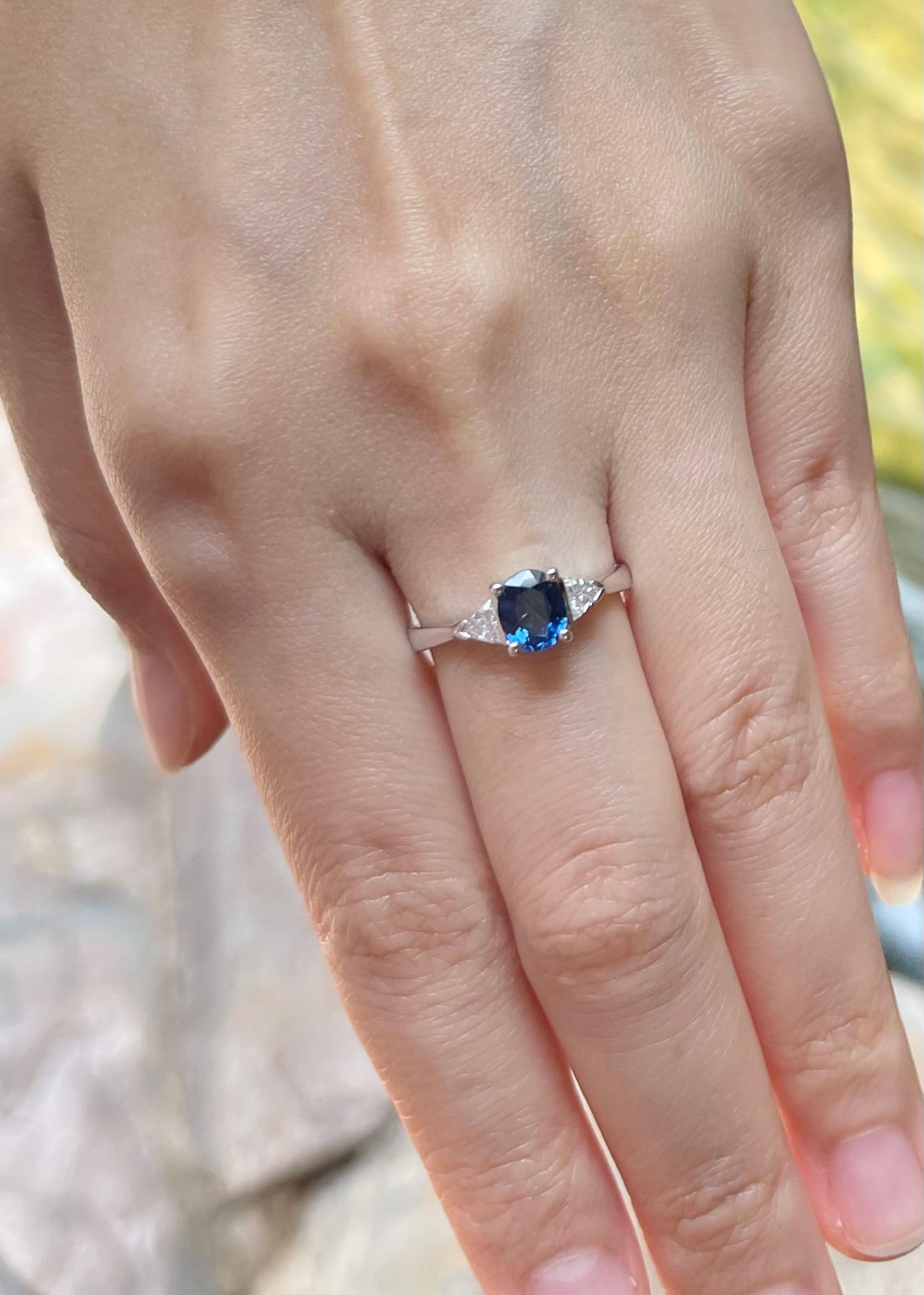 Blauer Saphir mit Diamantring in 18 Karat Weißgold gefasst (Ovalschliff) im Angebot