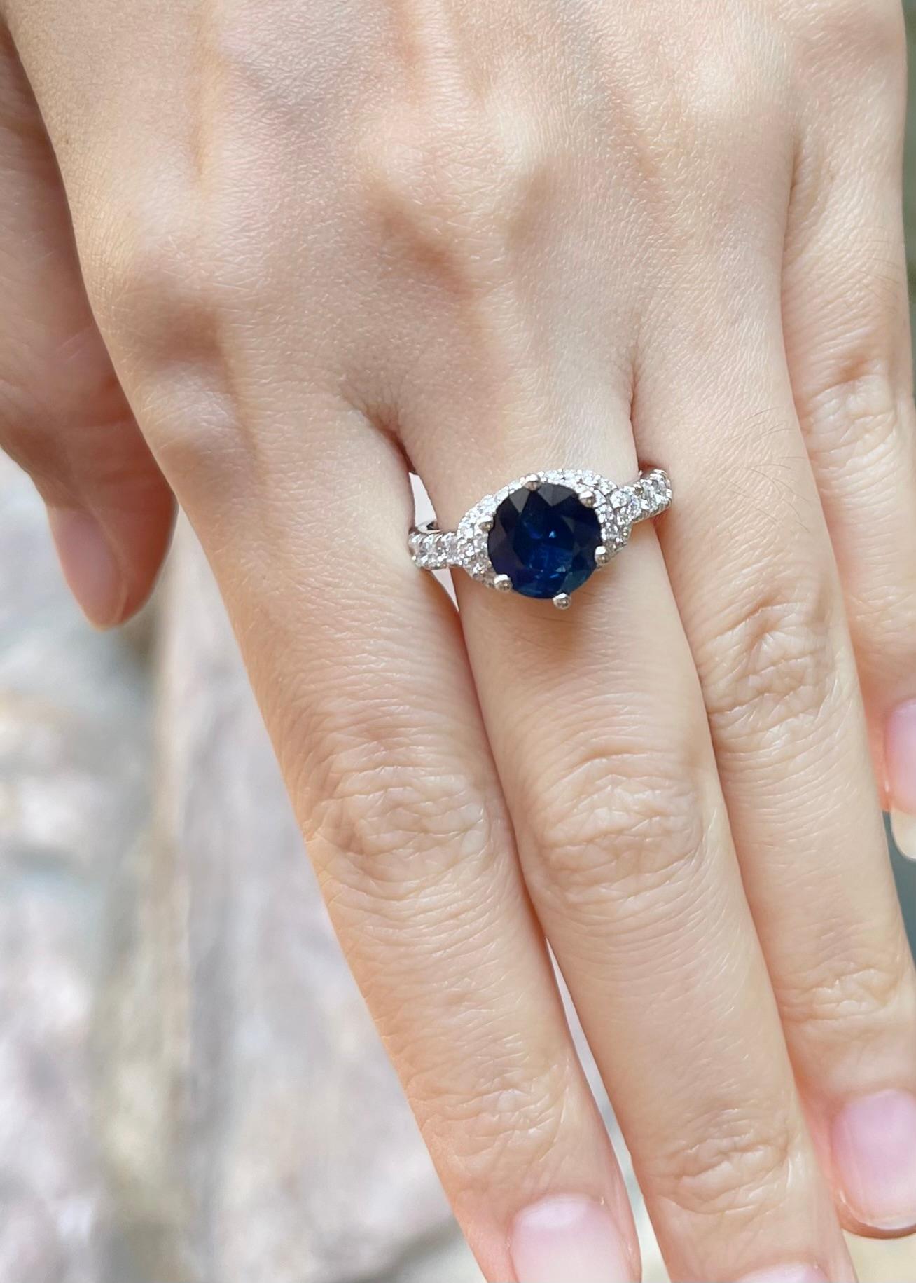 Blauer Saphir mit Diamantring in 18 Karat Weißgold gefasst (Rundschliff) im Angebot