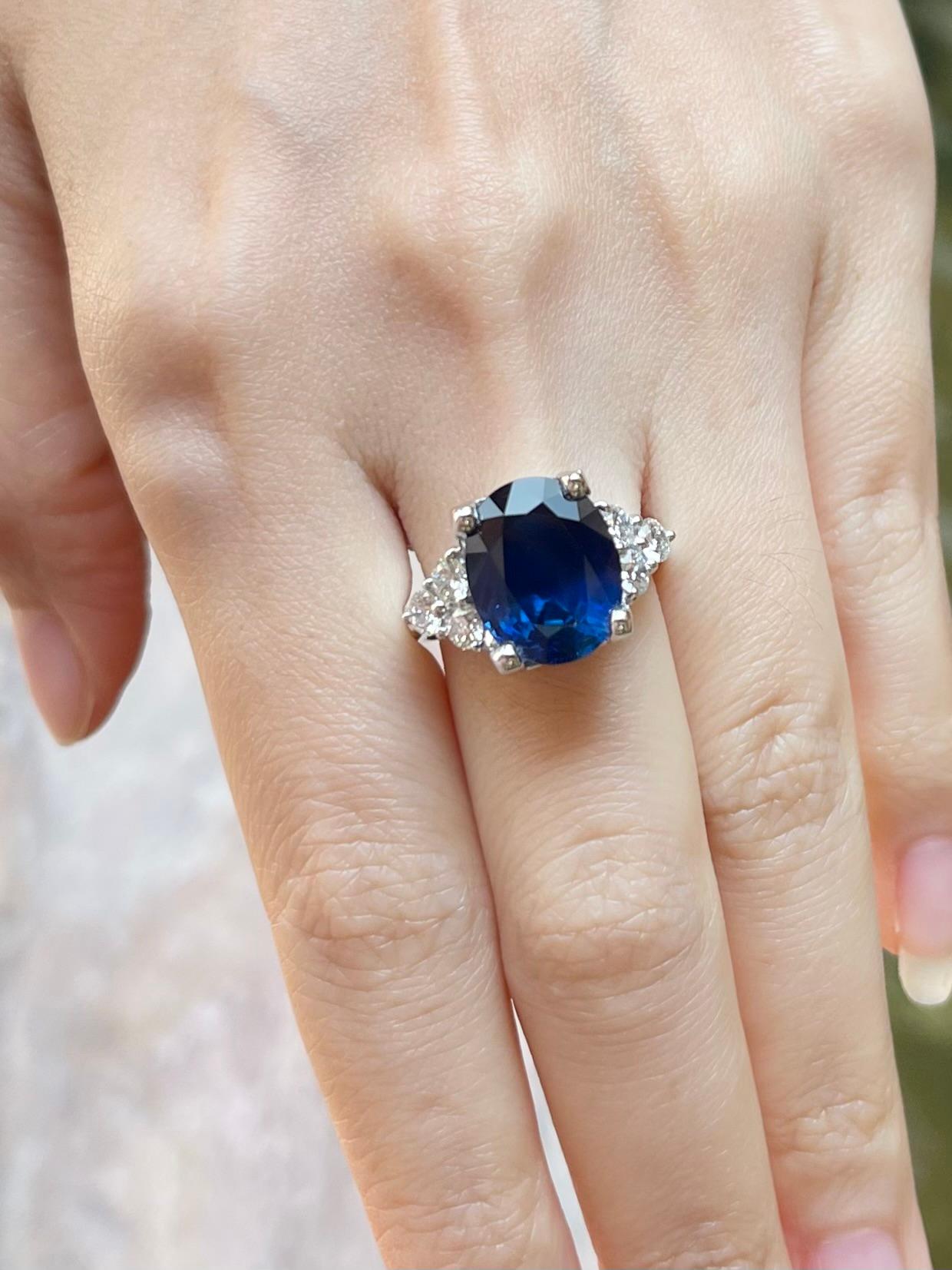 Blauer Saphir mit Diamantring in 18 Karat Weißgold gefasst (Ovalschliff) im Angebot