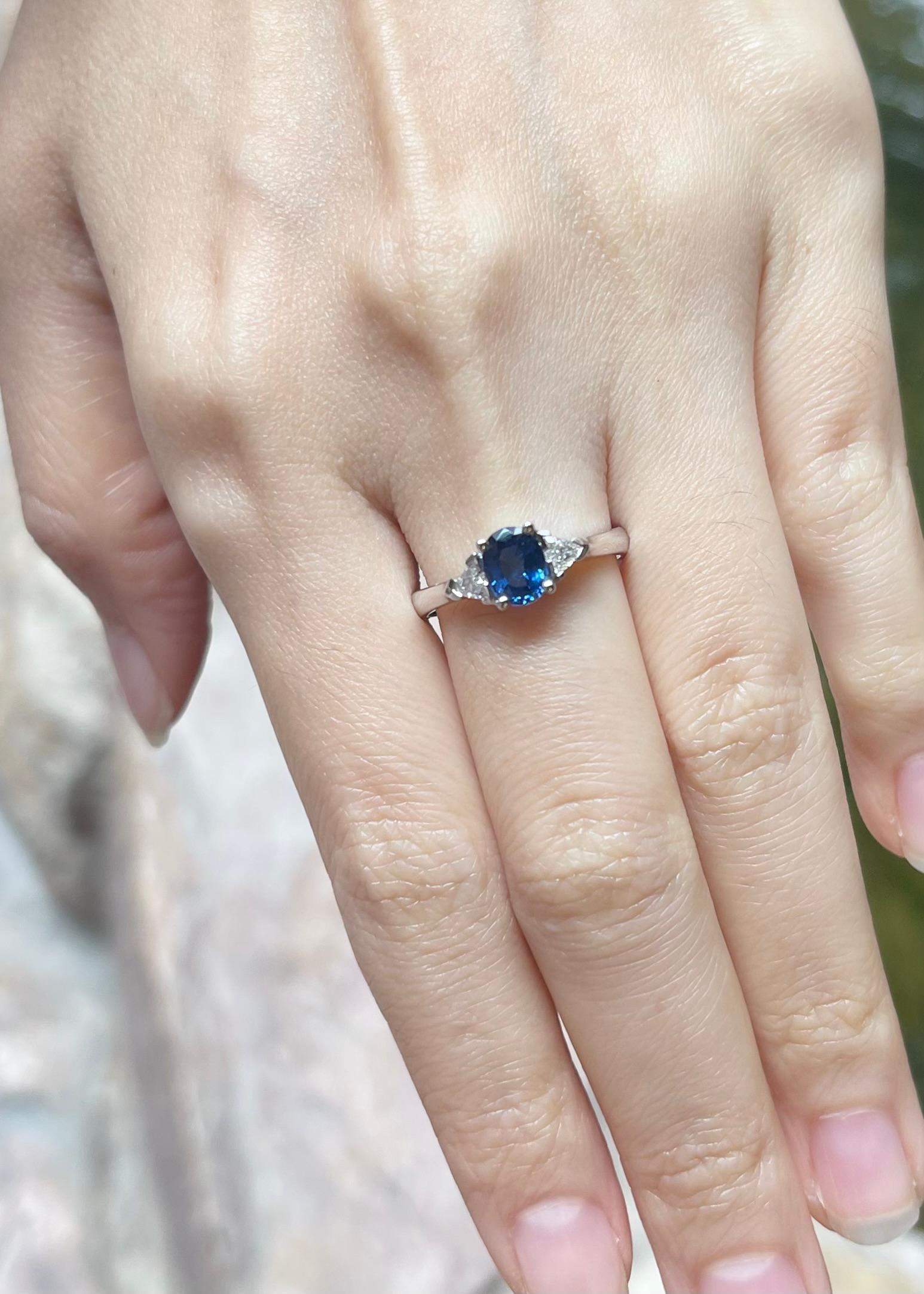 Taglio ovale Anello con zaffiro blu e diamante con montatura in oro bianco 18 carati in vendita