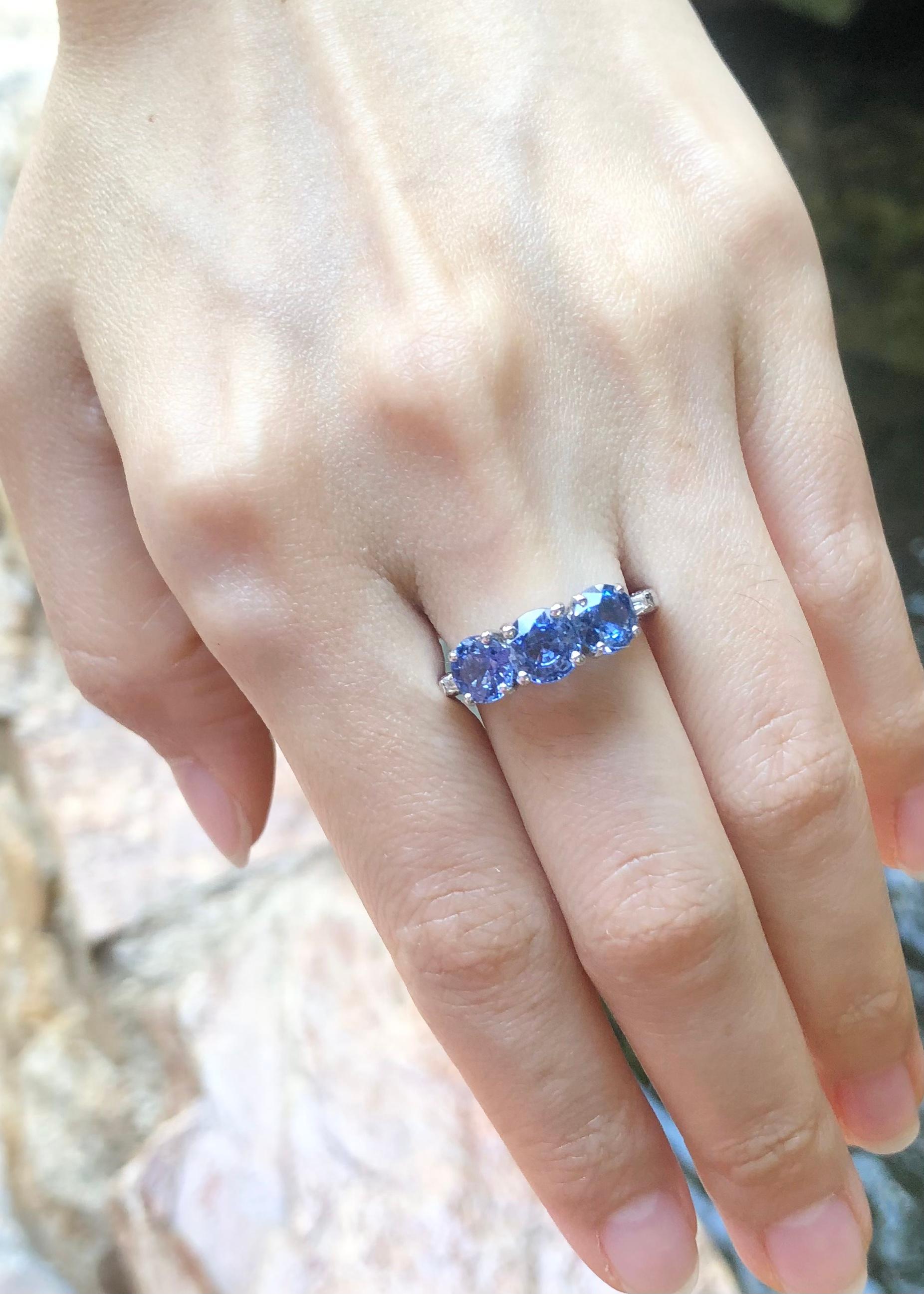 Blue Sapphire with Diamond Ring Set in 18k White Gold Settings In New Condition For Sale In Bangkok, TH