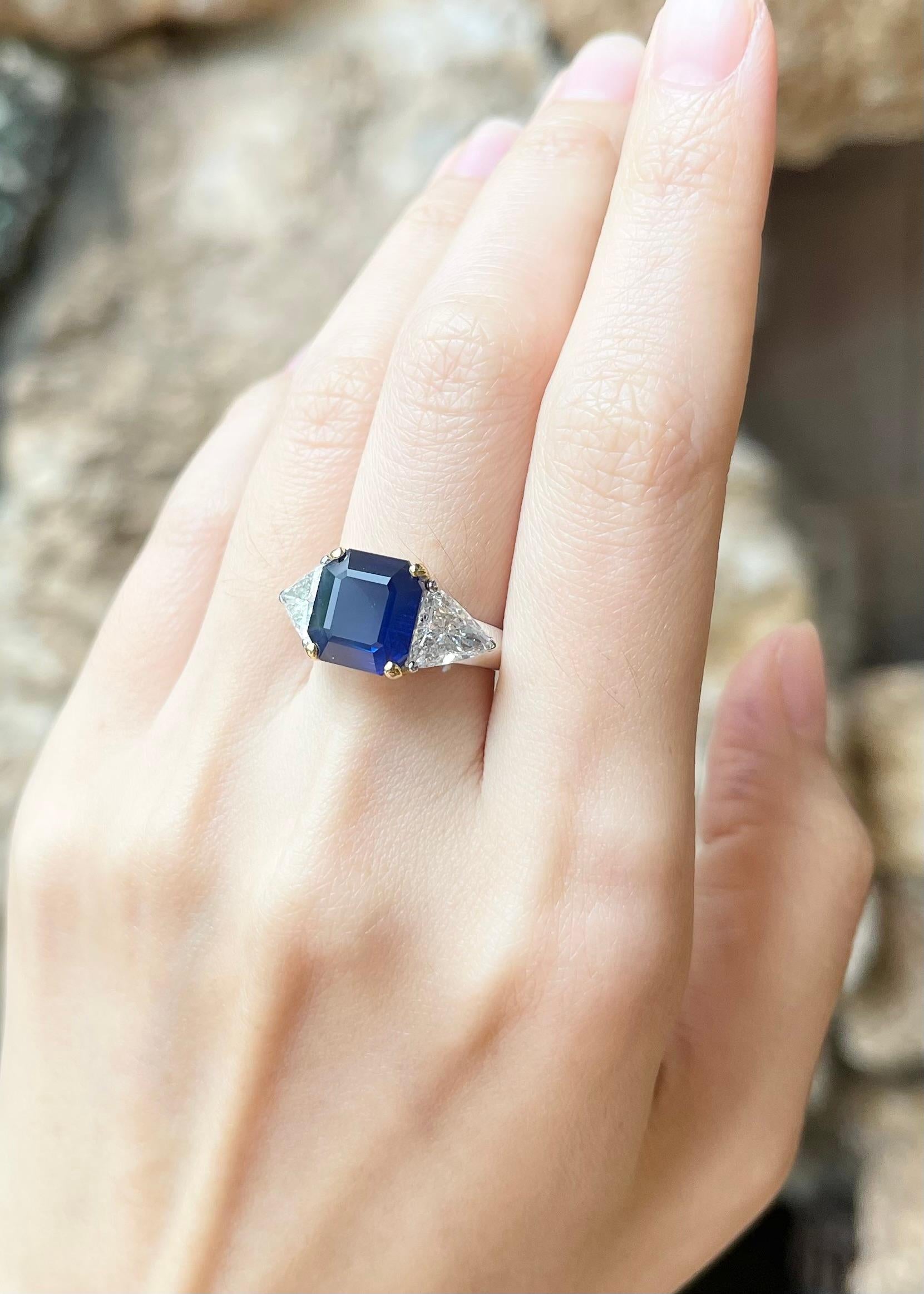 Blue Sapphire with Diamond Ring set in 18K White Gold Settings In New Condition For Sale In Bangkok, TH