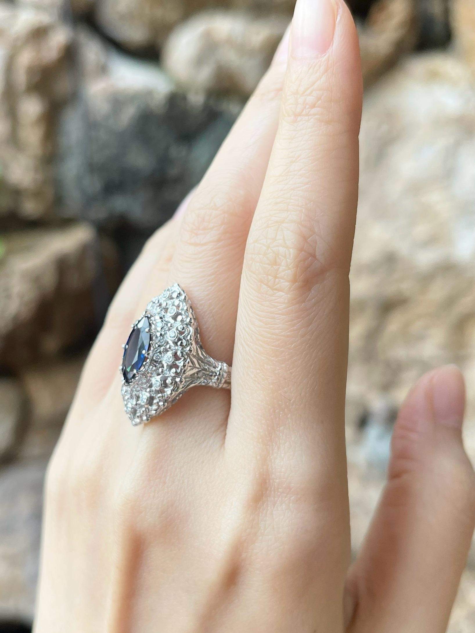 Blauer Saphir mit Diamantring in 18 Karat Weißgold gefasst im Zustand „Neu“ im Angebot in Bangkok, TH