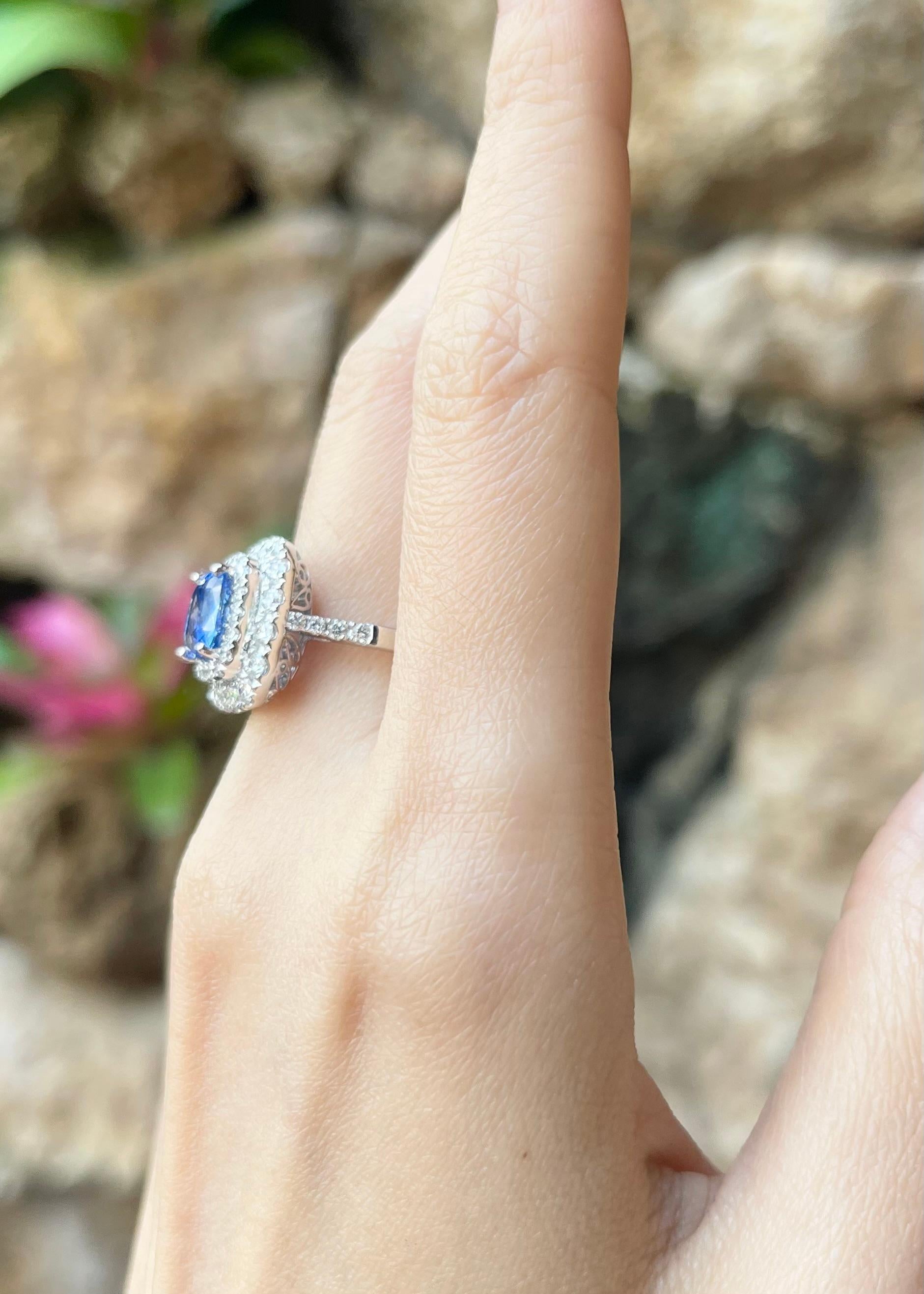 Bague en saphir bleu et diamants sertis en or blanc 18K Neuf - En vente à Bangkok, TH