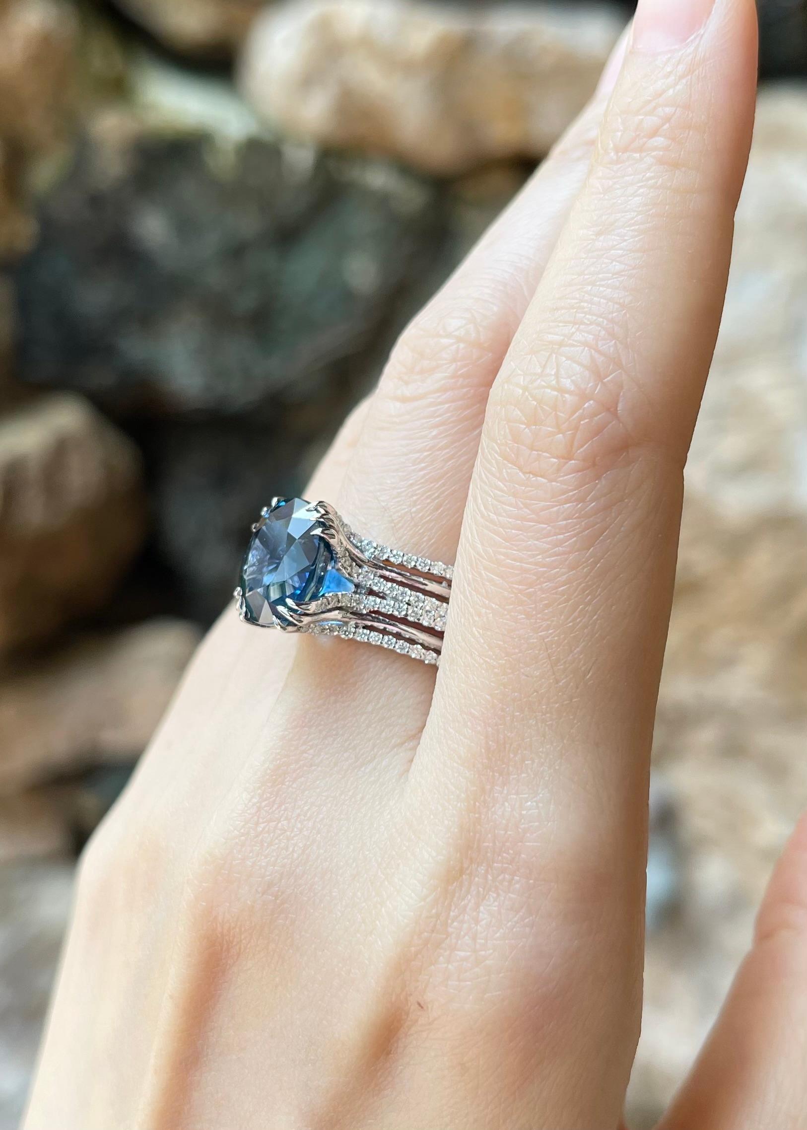 Blauer Saphir mit Diamantring in 18 Karat Weißgold gefasst im Zustand „Neu“ im Angebot in Bangkok, TH