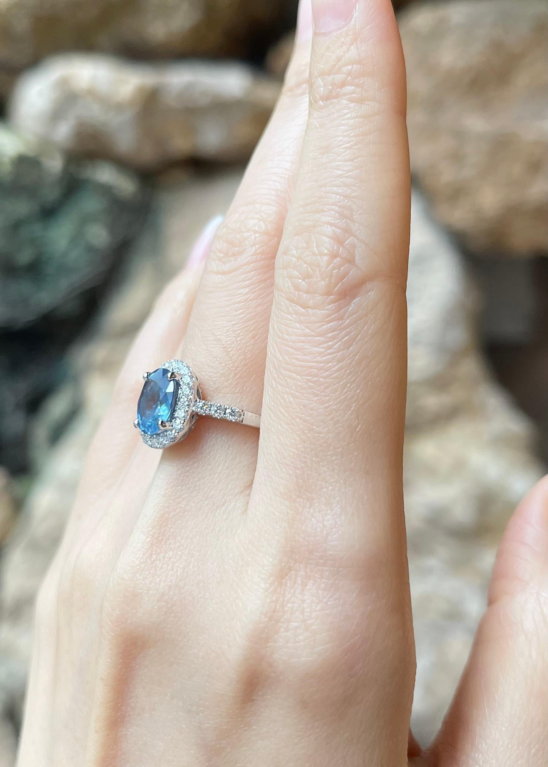 Blue Sapphire with Diamond Ring set in 18K White Gold Settings In New Condition For Sale In Bangkok, TH