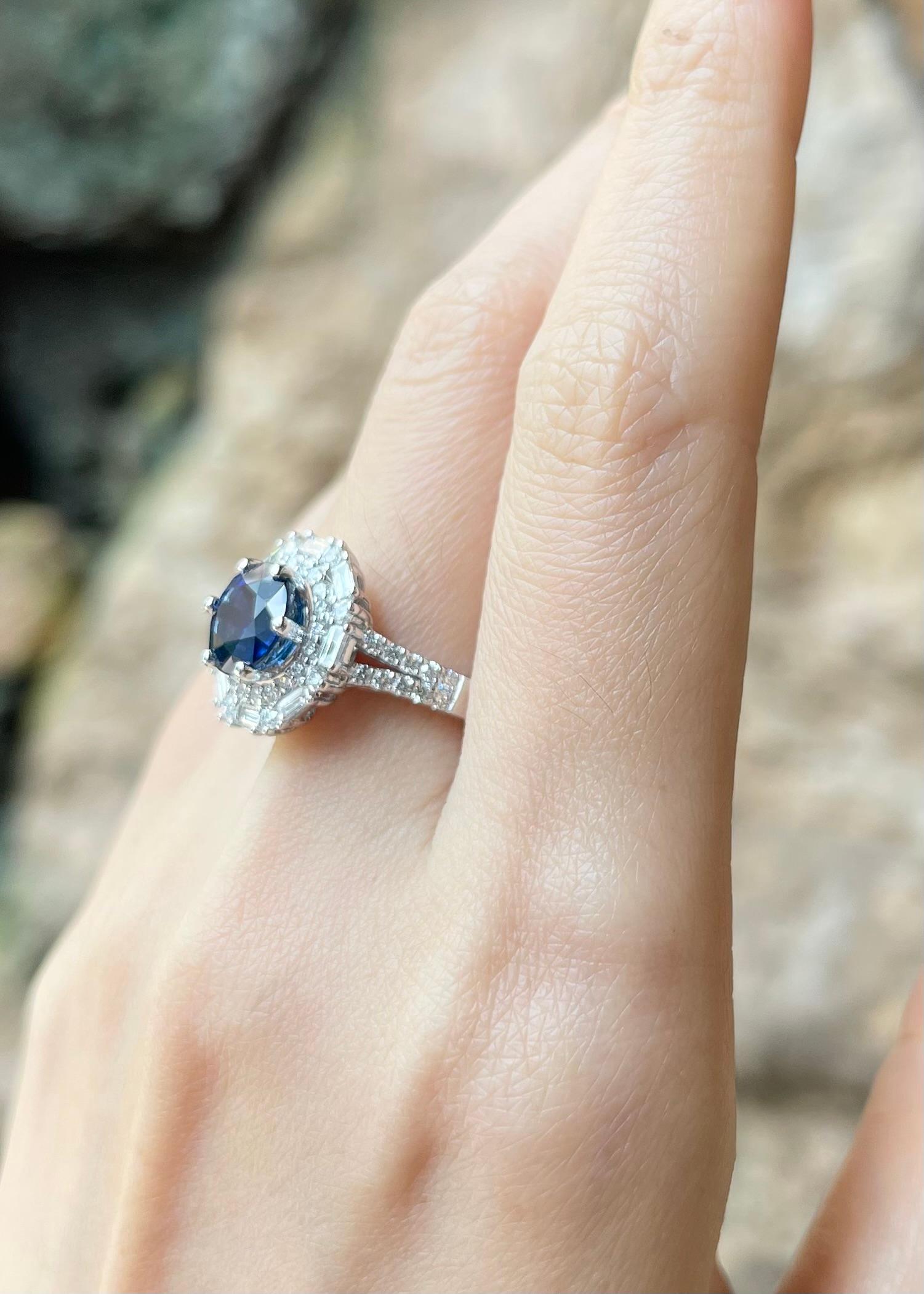Blauer Saphir mit Diamantring in 18 Karat Weißgold gefasst im Zustand „Neu“ im Angebot in Bangkok, TH