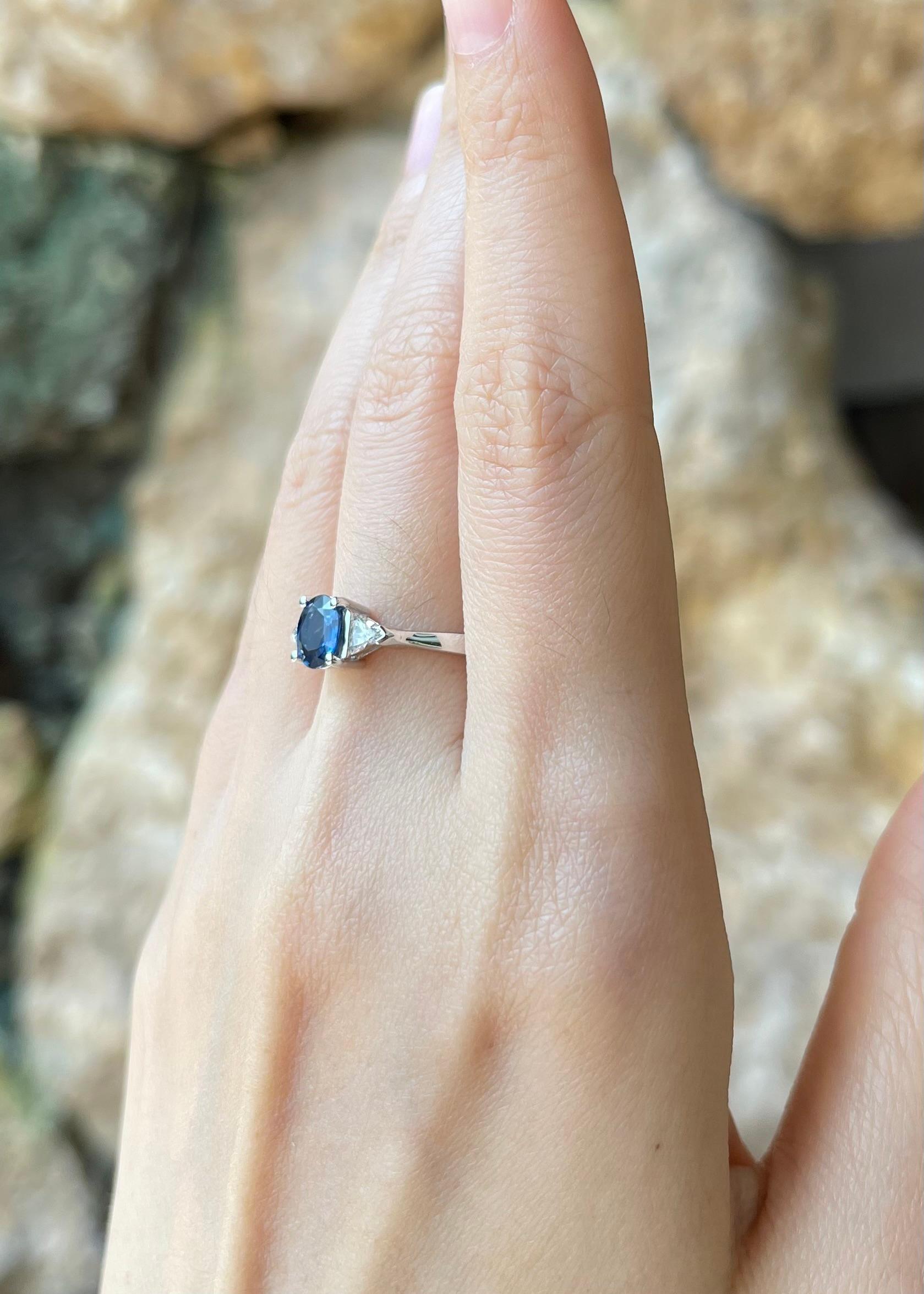 Blauer Saphir mit Diamantring in 18 Karat Weißgold gefasst im Zustand „Neu“ im Angebot in Bangkok, TH