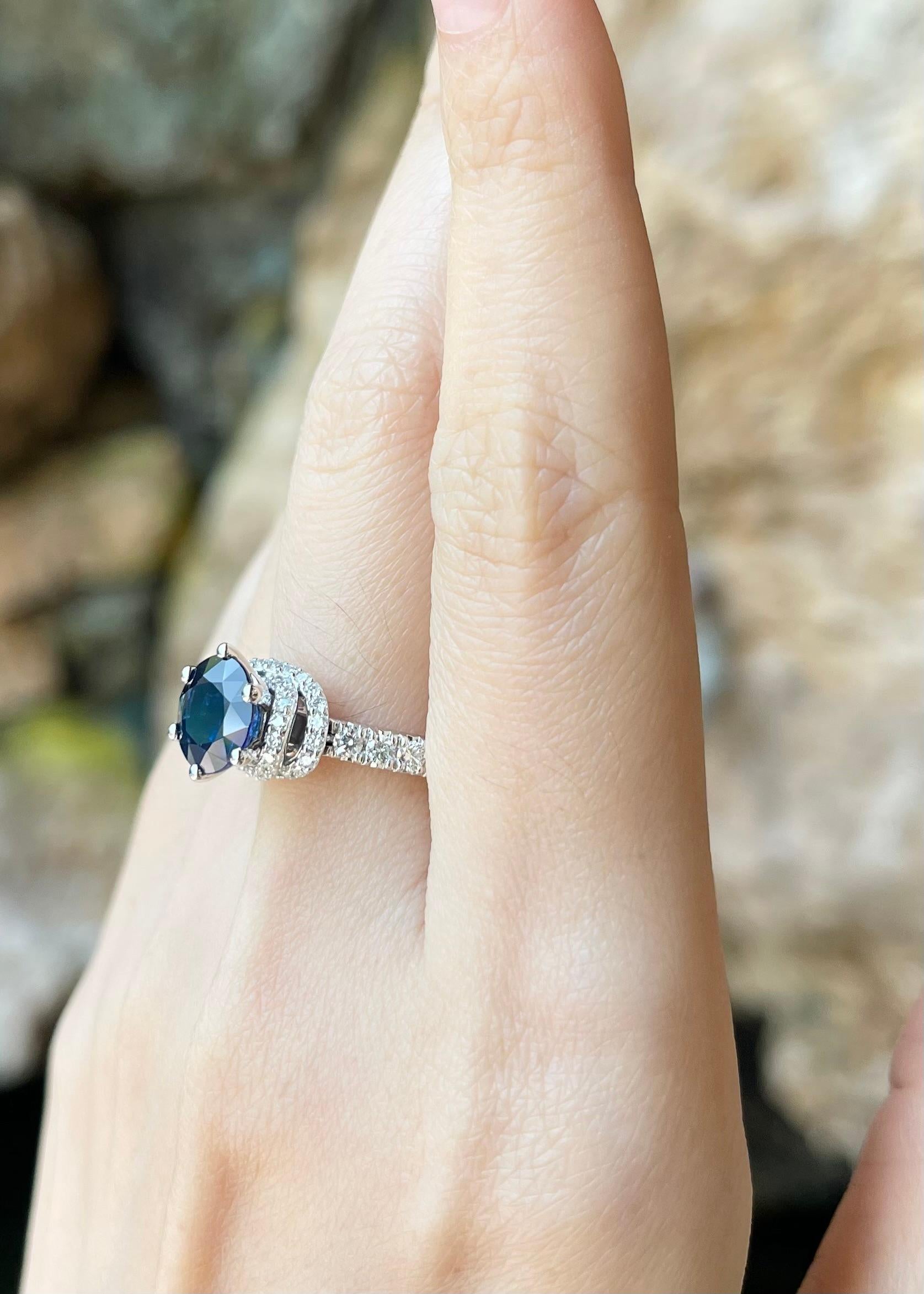 Blauer Saphir mit Diamantring in 18 Karat Weißgold gefasst im Zustand „Neu“ im Angebot in Bangkok, TH