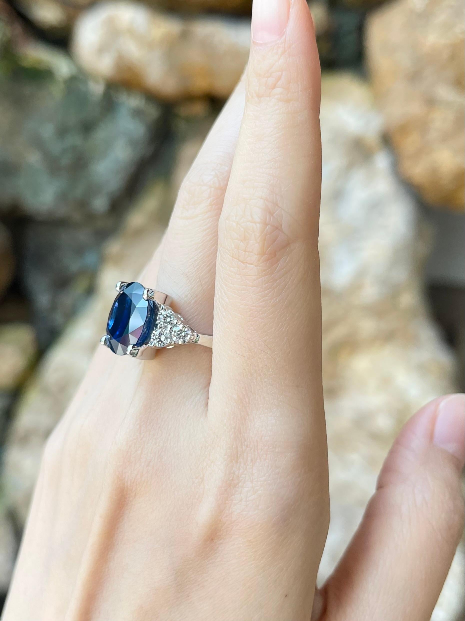 Blauer Saphir mit Diamantring in 18 Karat Weißgold gefasst im Zustand „Neu“ im Angebot in Bangkok, TH