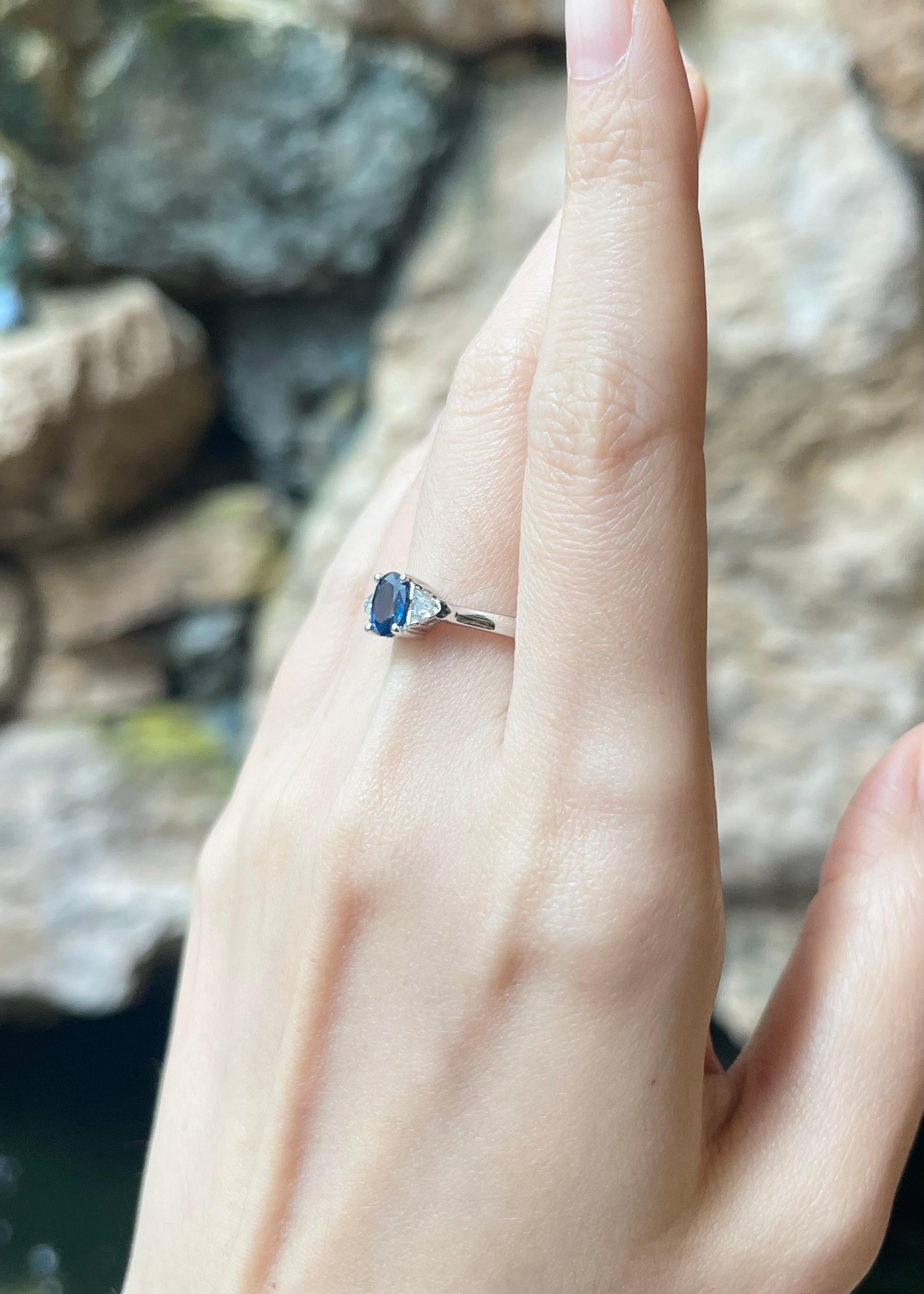 Anello con zaffiro blu e diamante con montatura in oro bianco 18 carati In condizioni Nuovo in vendita a Bangkok, TH