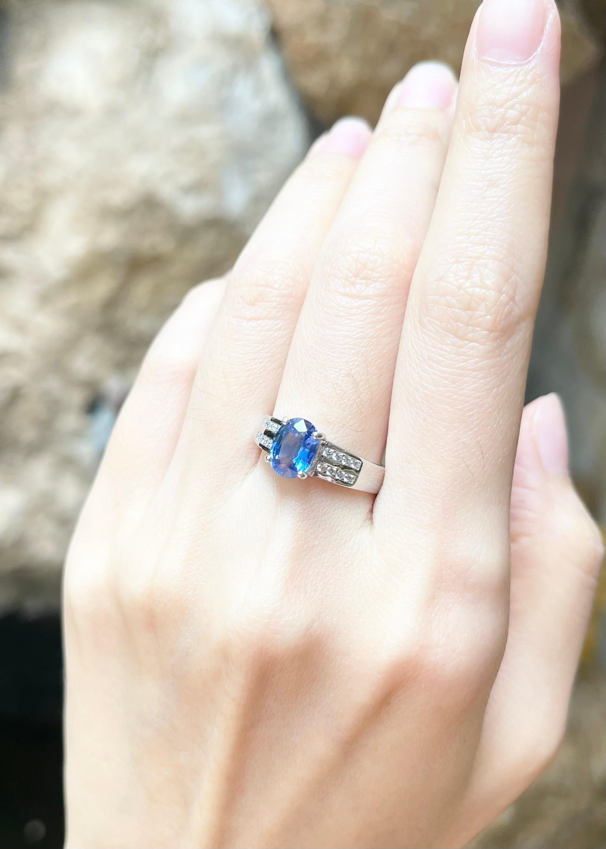 Blauer Saphir mit Diamantring in 18 Karat Weißgold gefasst Damen im Angebot