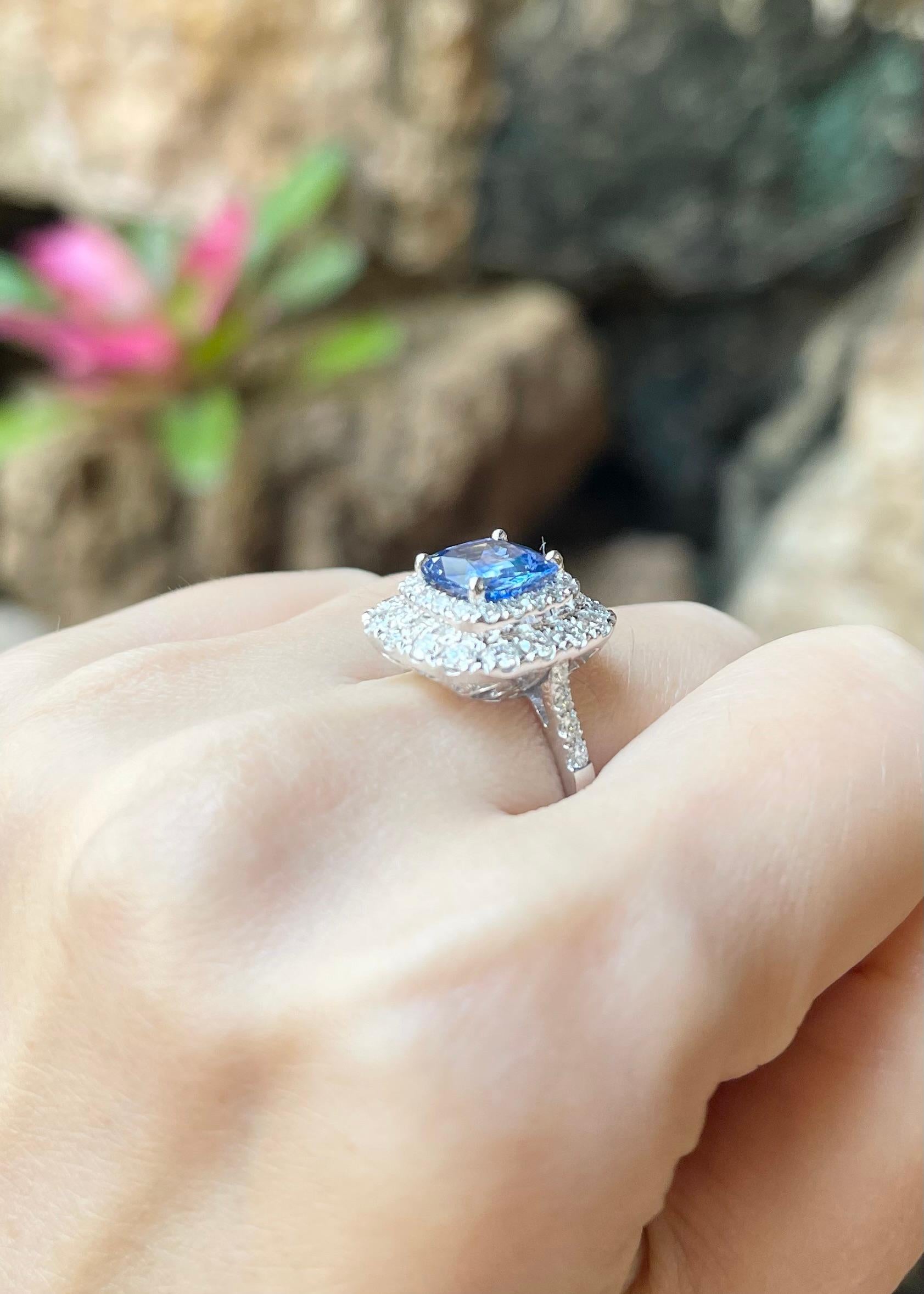Bague en saphir bleu et diamants sertis en or blanc 18K Pour femmes en vente