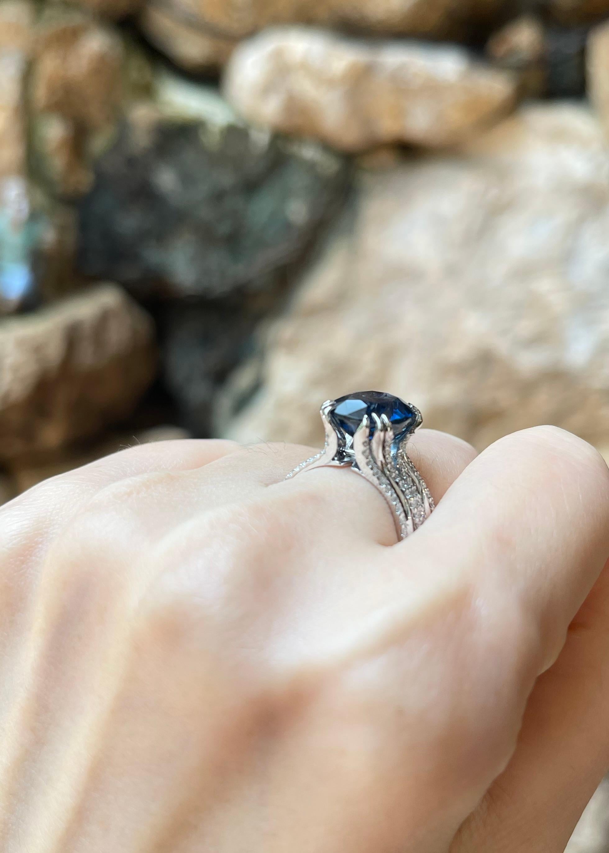 Blauer Saphir mit Diamantring in 18 Karat Weißgold gefasst Damen im Angebot