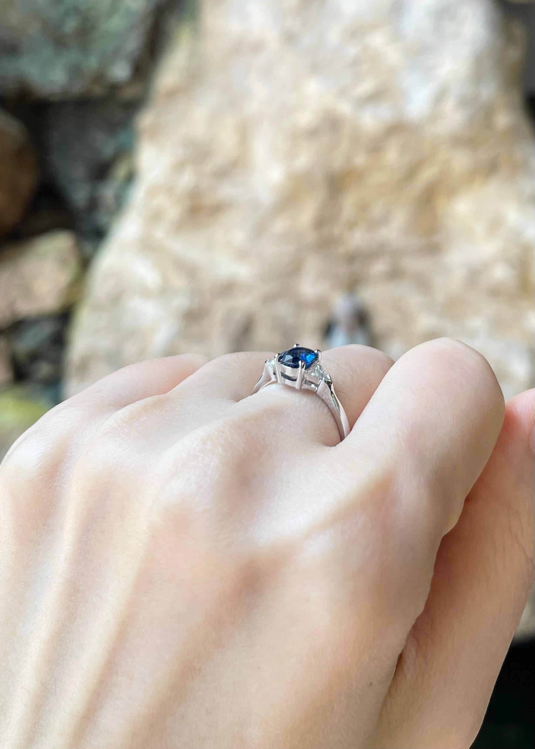 Blauer Saphir mit Diamantring in 18 Karat Weißgold gefasst Damen im Angebot