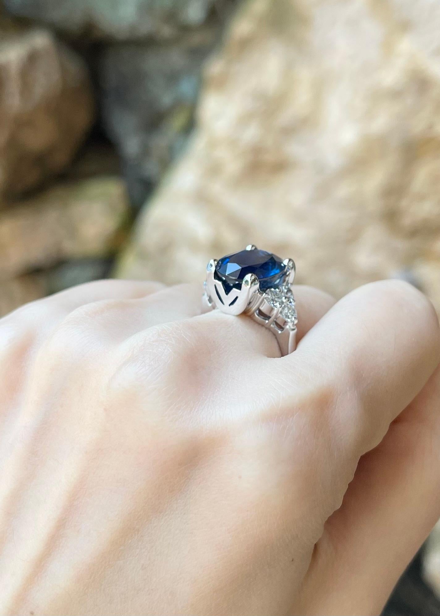 Blauer Saphir mit Diamantring in 18 Karat Weißgold gefasst Damen im Angebot