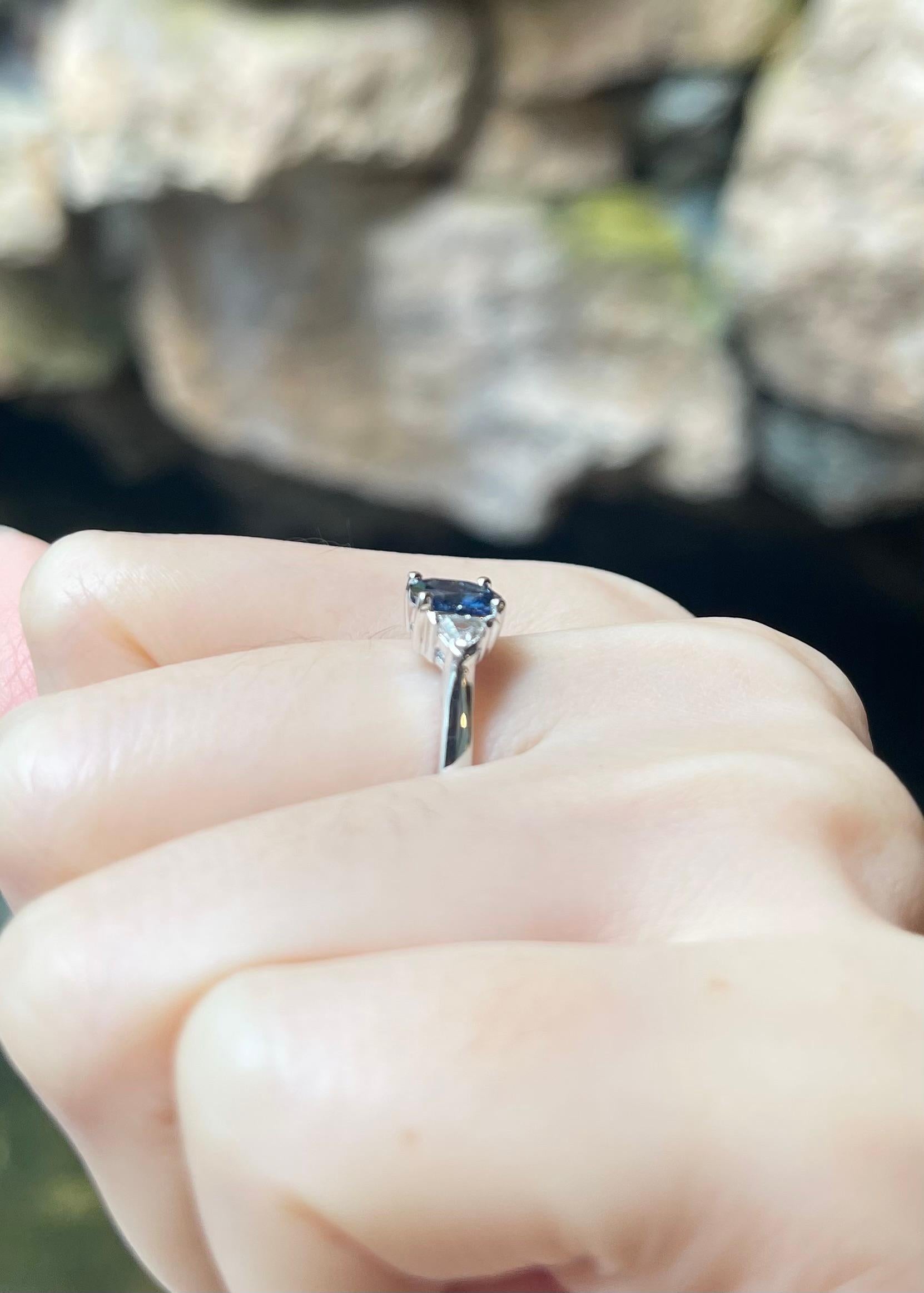 Donna Anello con zaffiro blu e diamante con montatura in oro bianco 18 carati in vendita