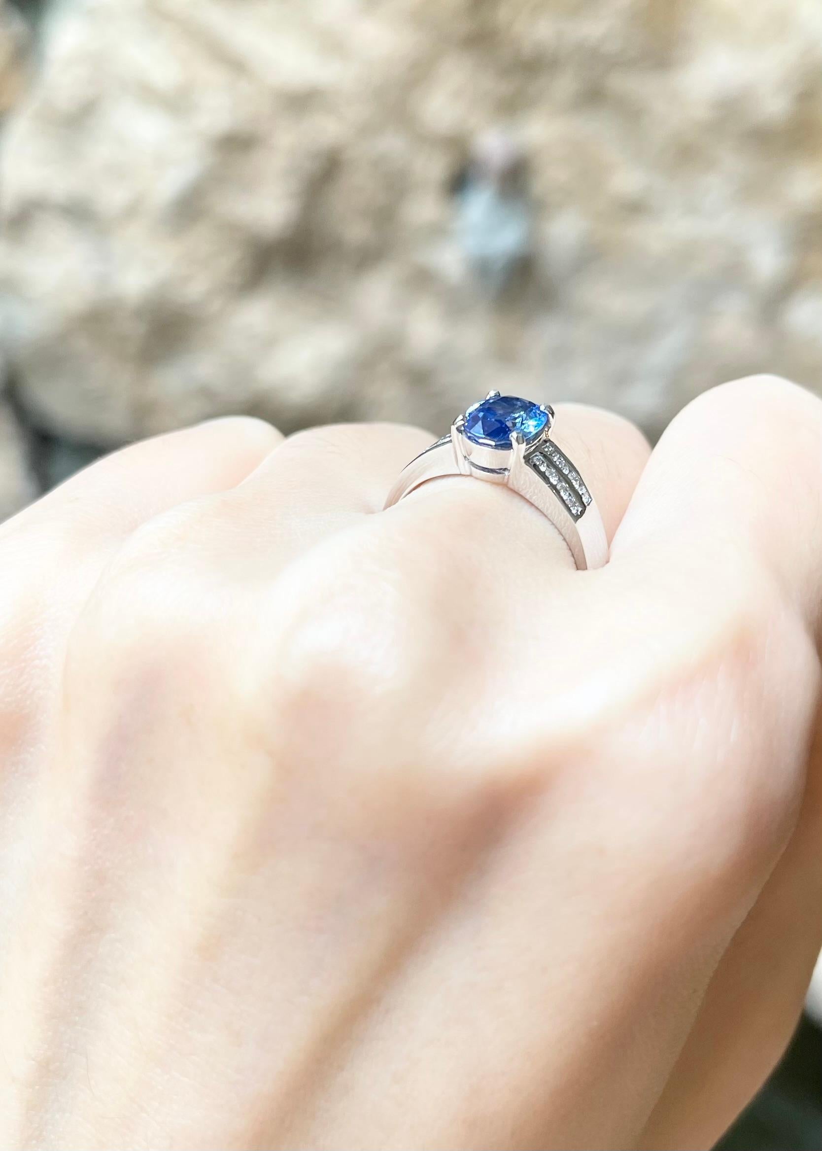 Blauer Saphir mit Diamantring in 18 Karat Weißgold gefasst im Angebot 1