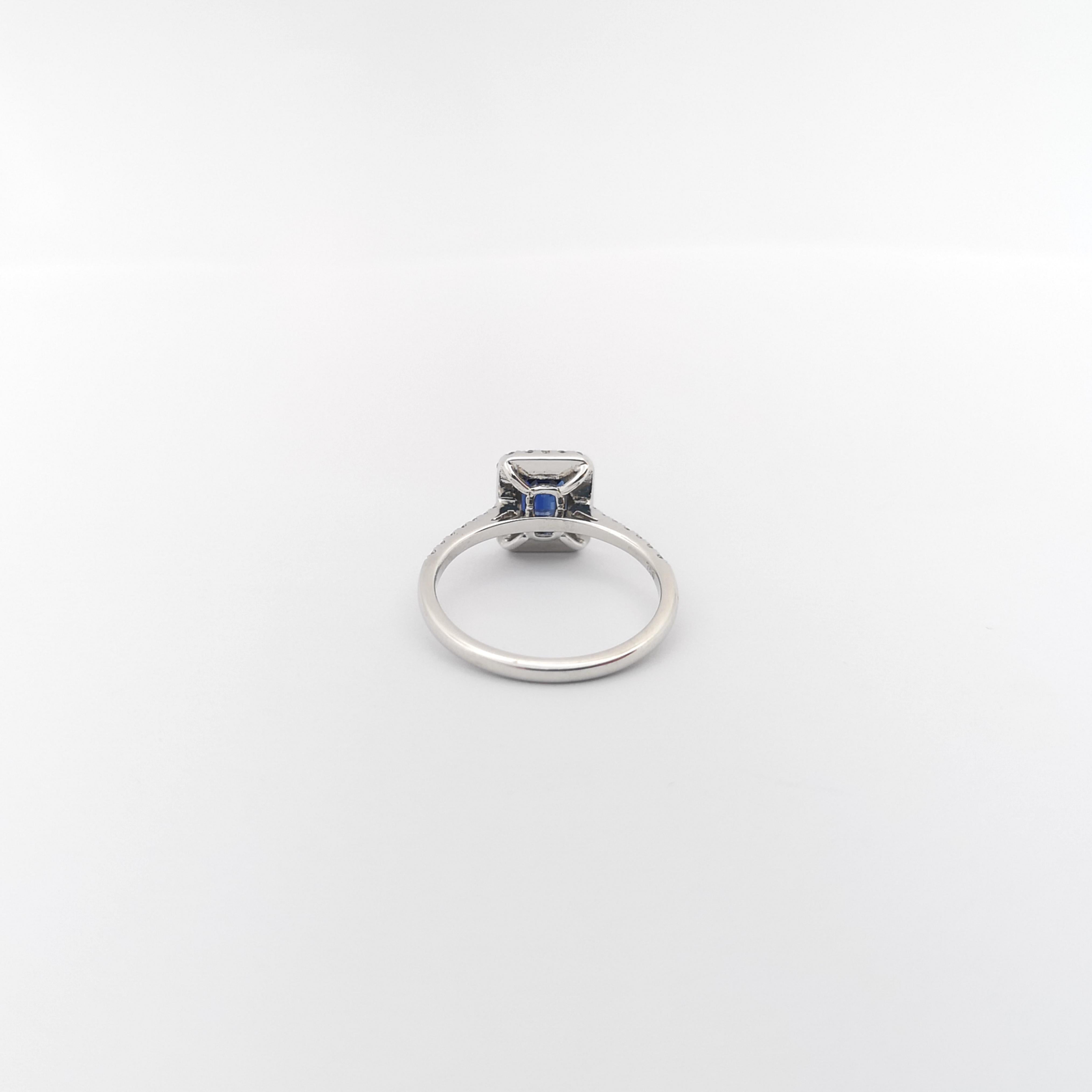 Bague en saphir bleu et diamants sertis en or blanc 18K en vente 1