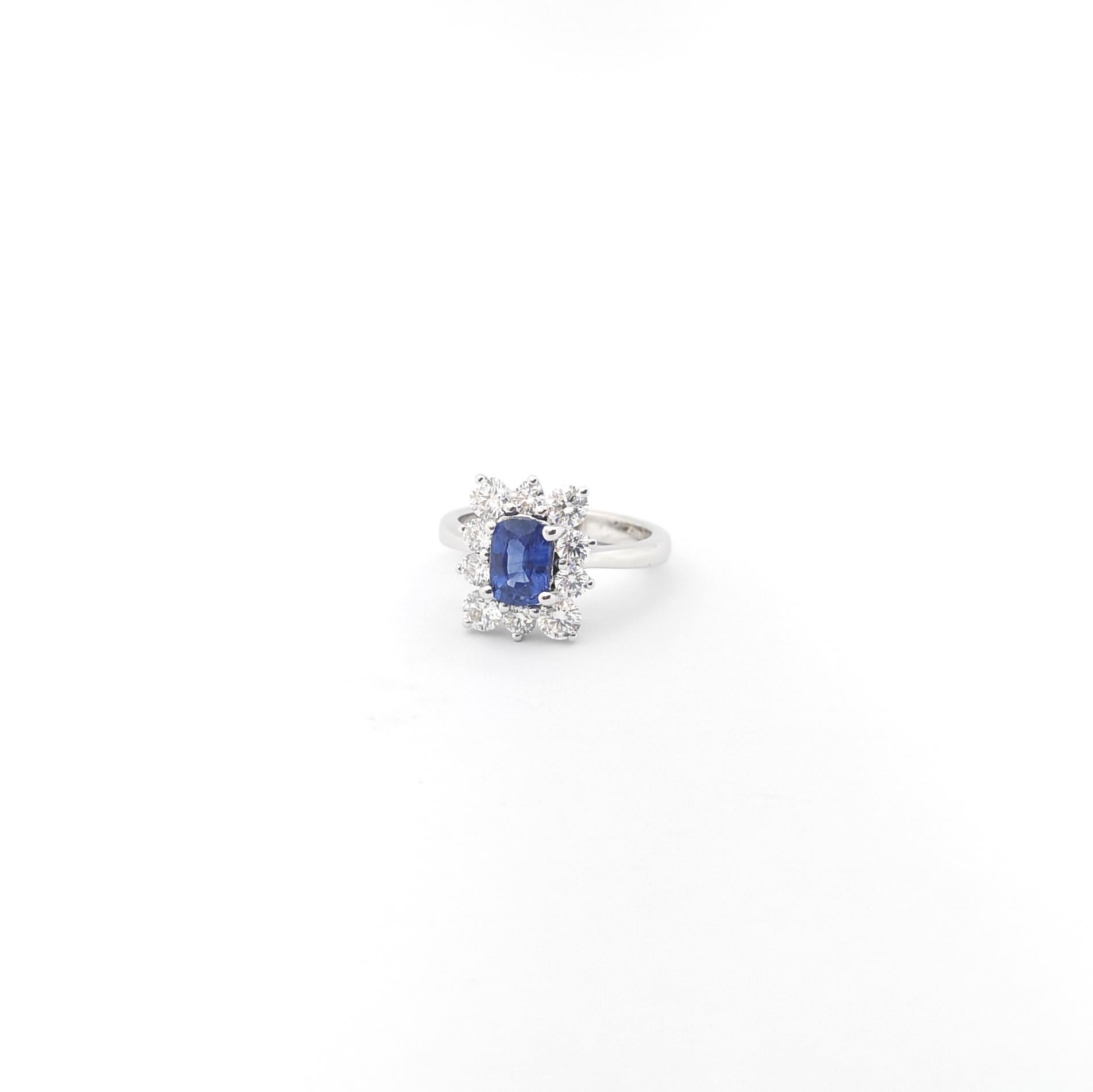 Bague en saphir bleu et diamants sertis en or blanc 18K en vente 1