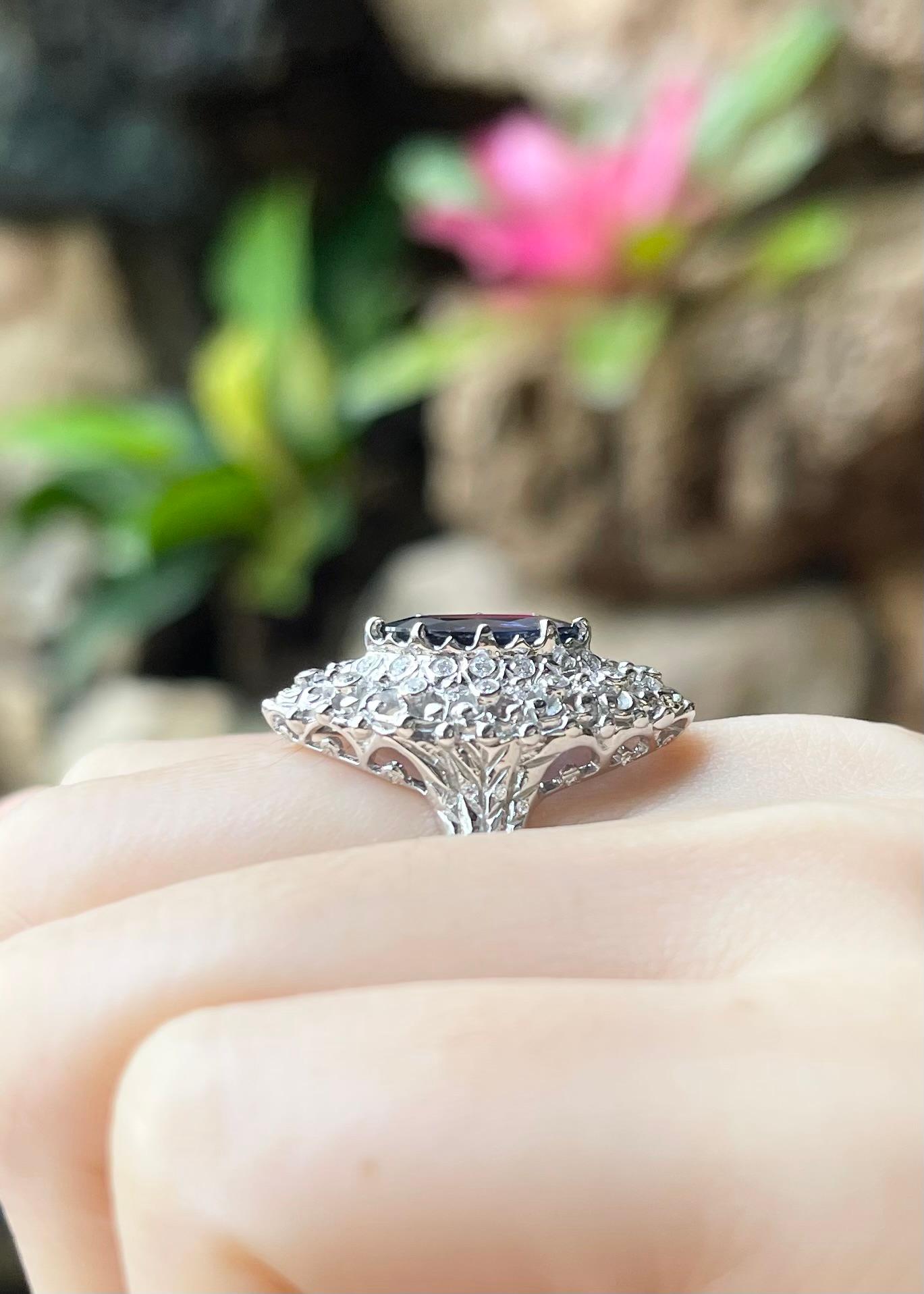 Blauer Saphir mit Diamantring in 18 Karat Weißgold gefasst im Angebot 1