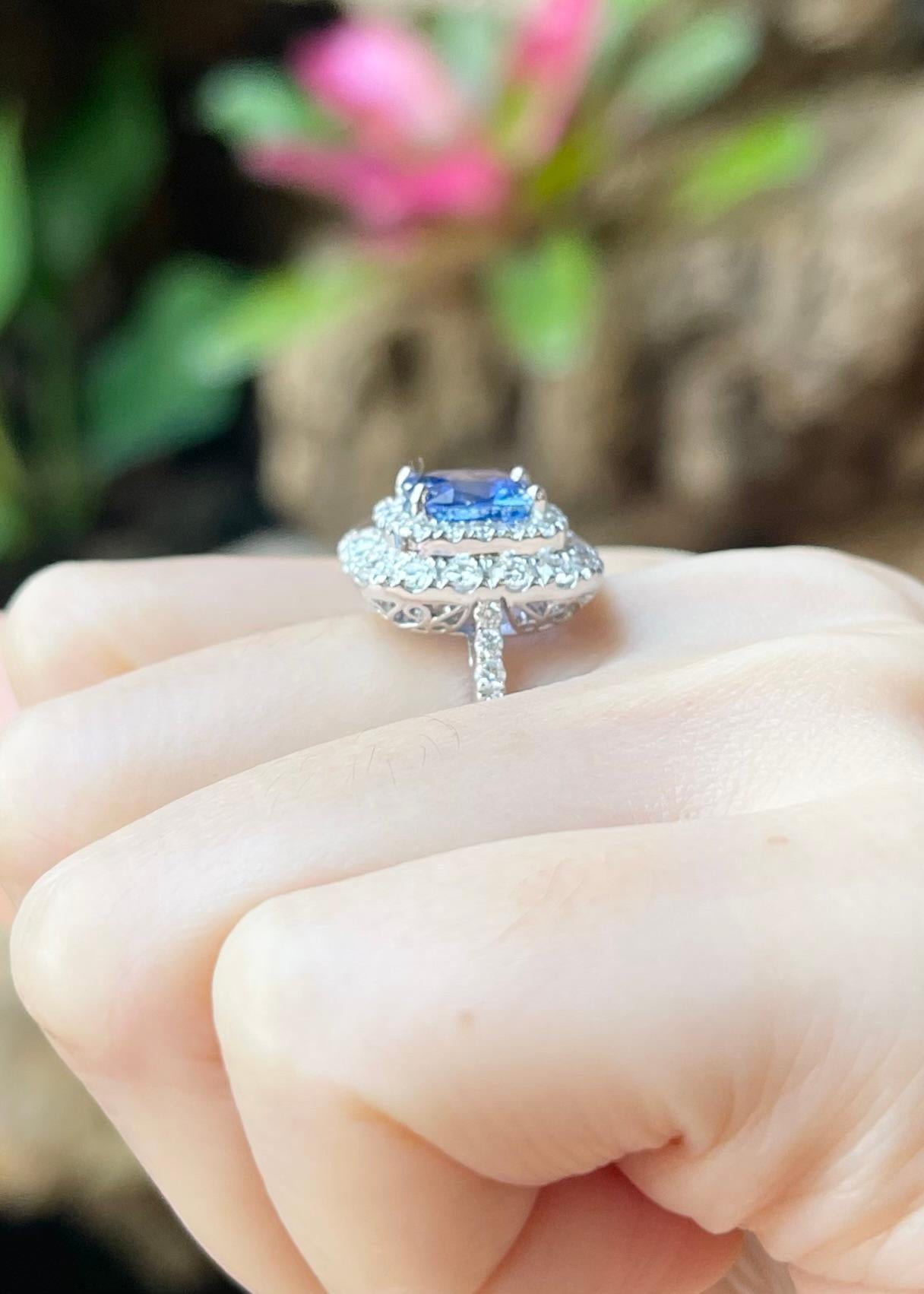 Bague en saphir bleu et diamants sertis en or blanc 18K en vente 1