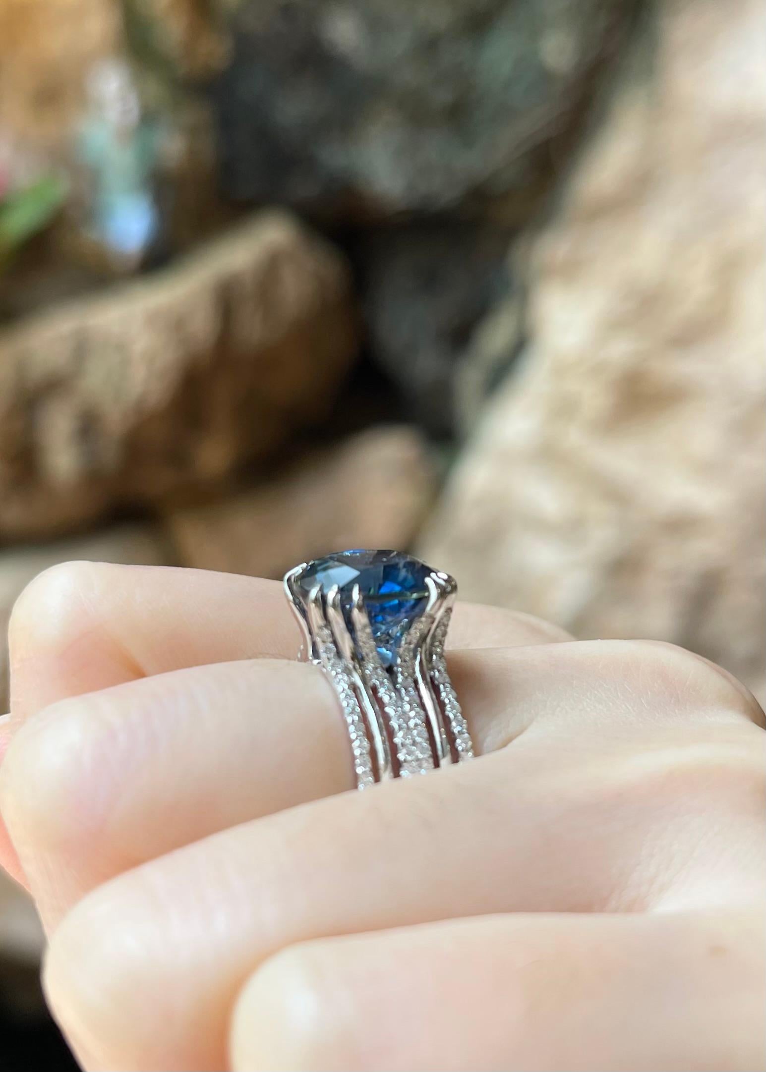 Blauer Saphir mit Diamantring in 18 Karat Weißgold gefasst im Angebot 1