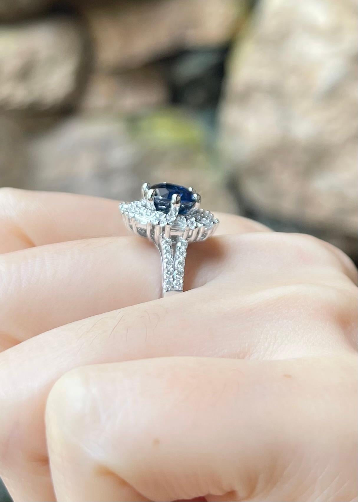Blauer Saphir mit Diamantring in 18 Karat Weißgold gefasst im Angebot 1
