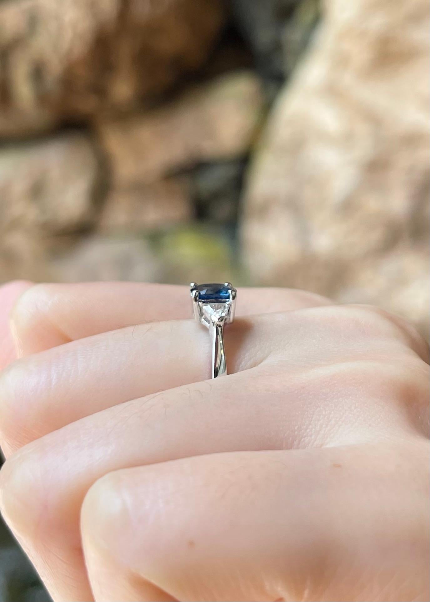 Blauer Saphir mit Diamantring in 18 Karat Weißgold gefasst im Angebot 1