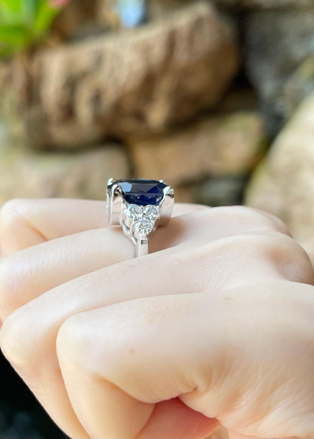 Blauer Saphir mit Diamantring in 18 Karat Weißgold gefasst im Angebot 1