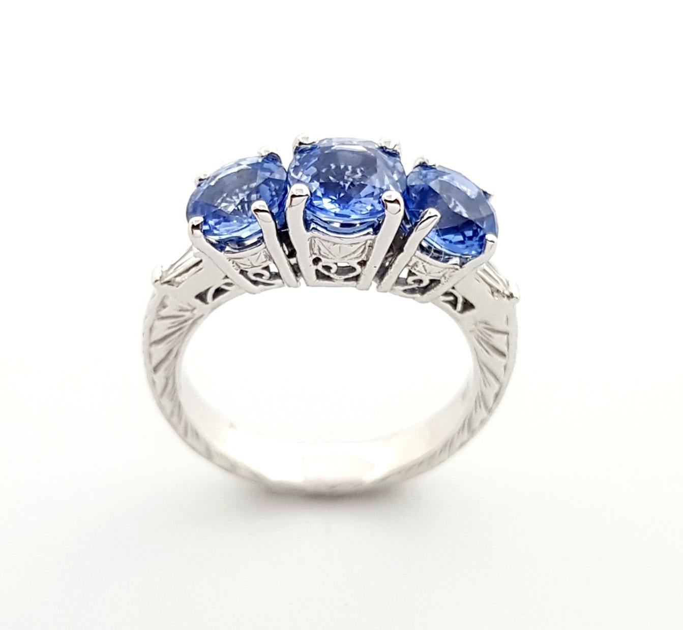 Blue Sapphire with Diamond Ring Set in 18k White Gold Settings For Sale 2