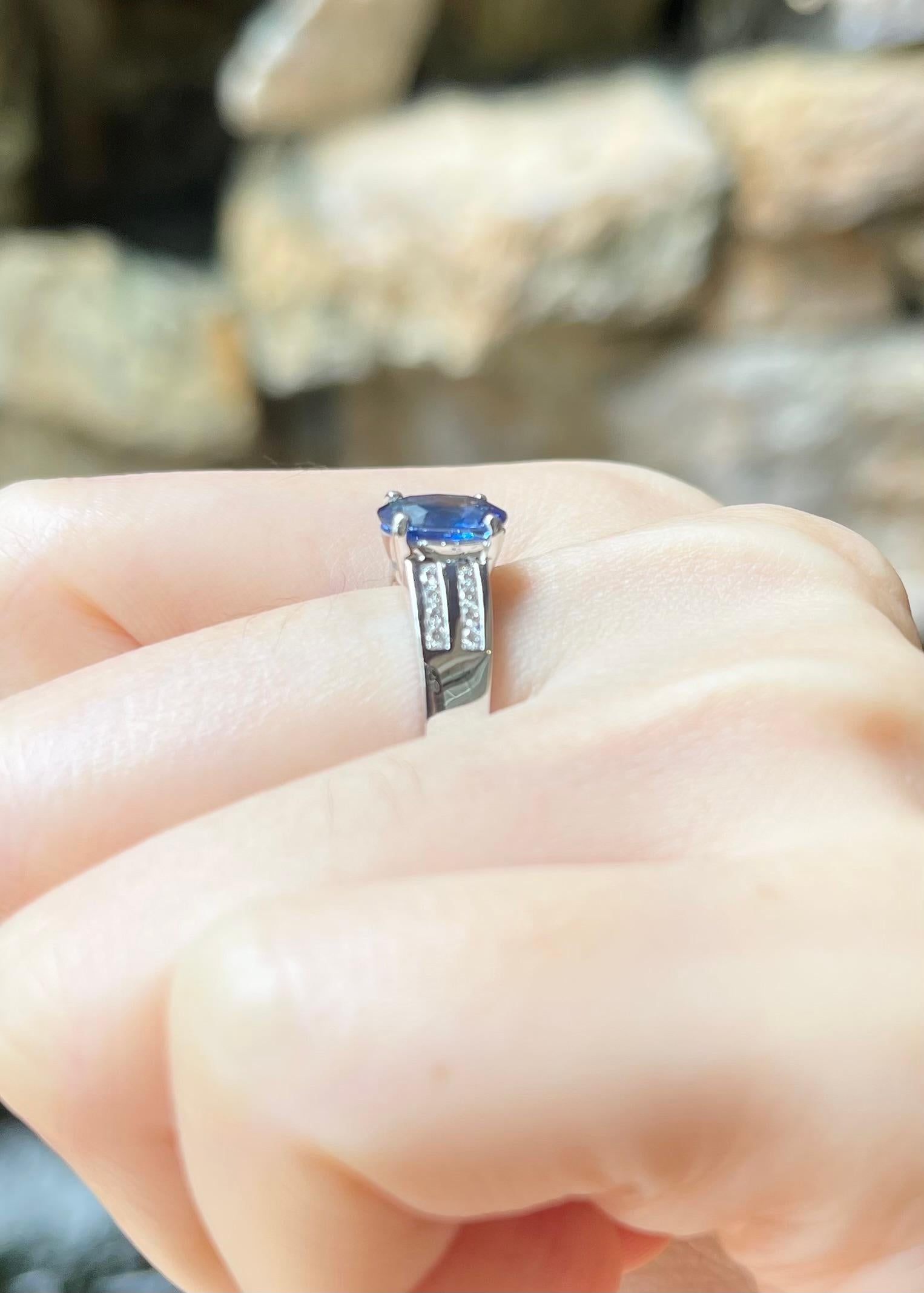 Blauer Saphir mit Diamantring in 18 Karat Weißgold gefasst im Angebot 2