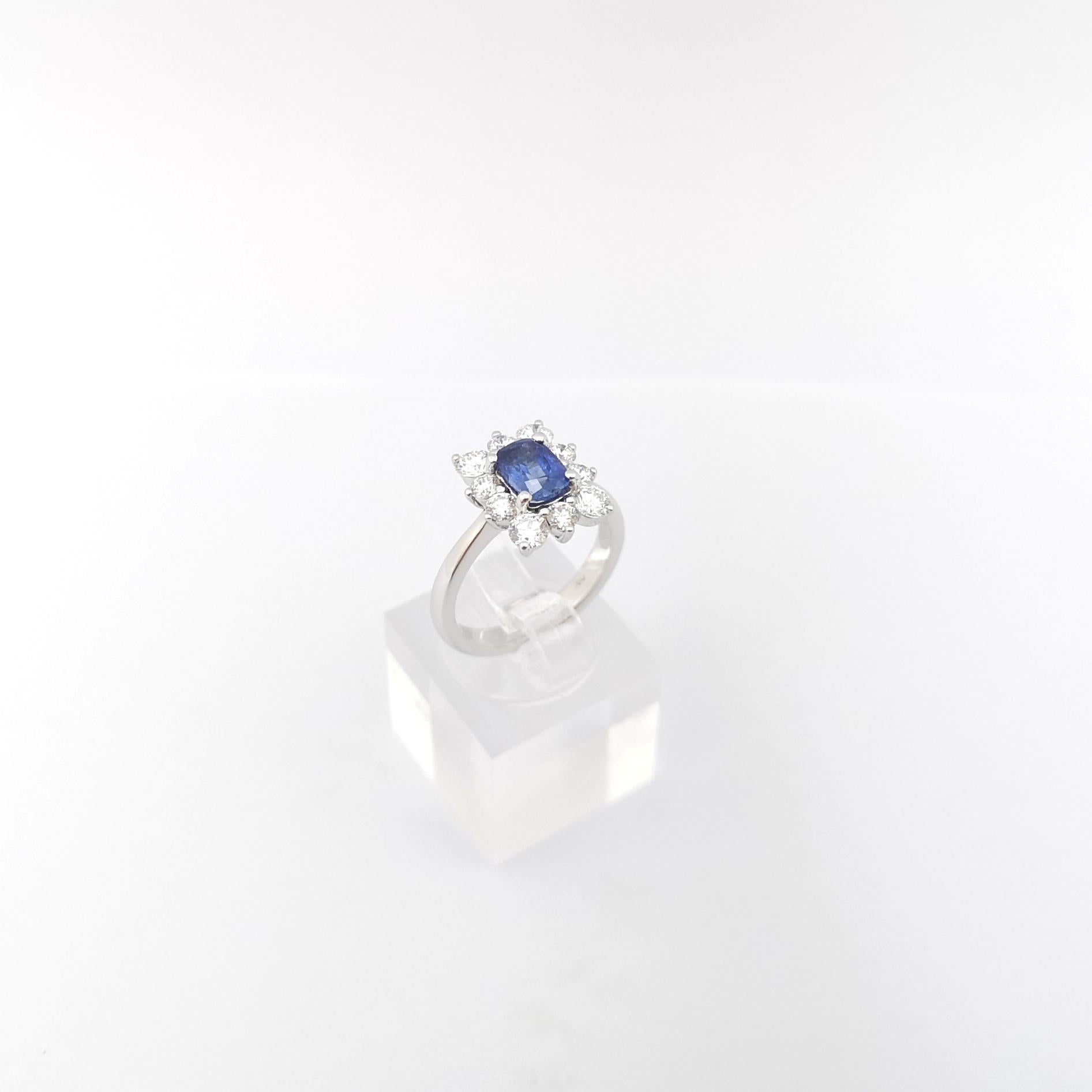 Bague en saphir bleu et diamants sertis en or blanc 18K en vente 2