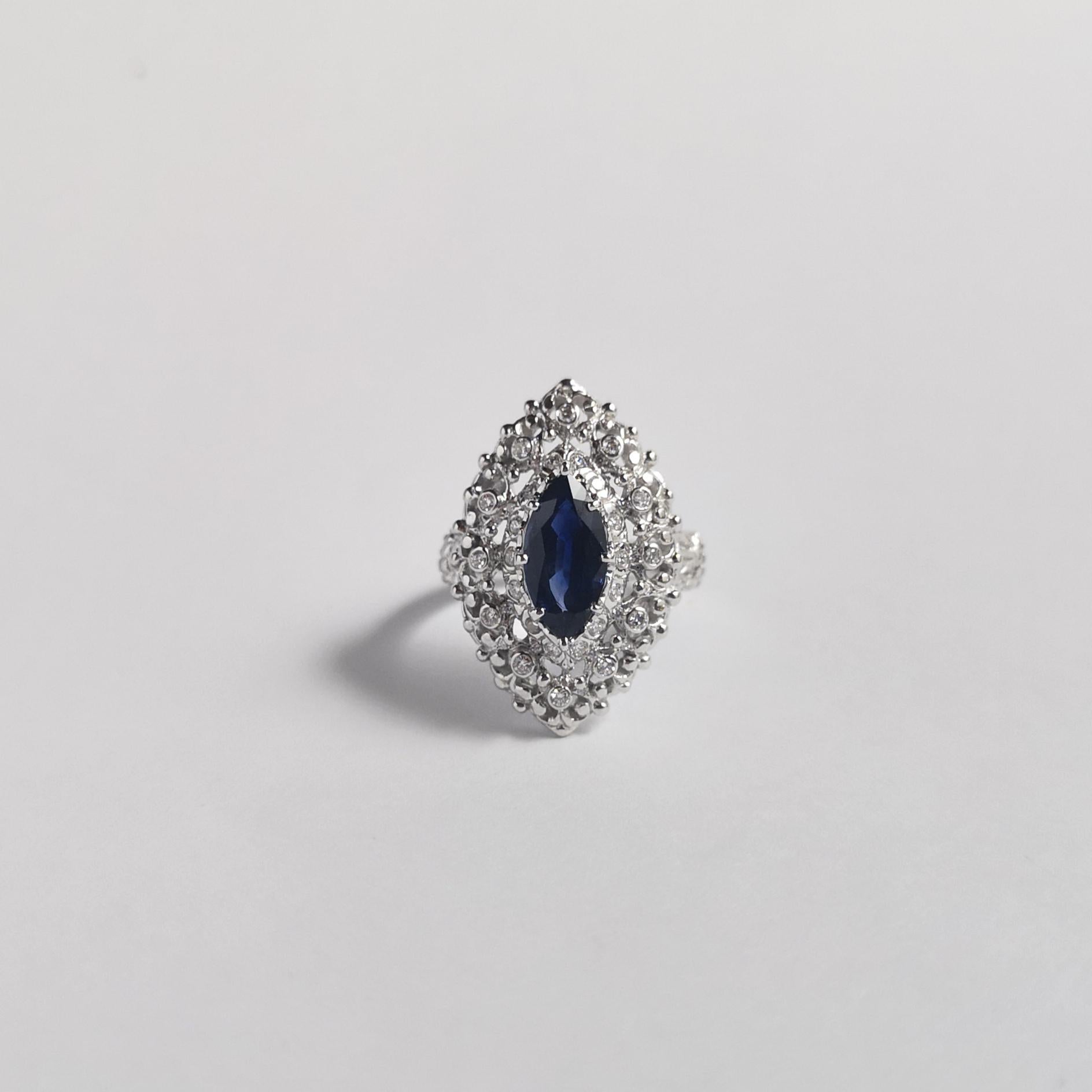 Blauer Saphir mit Diamantring in 18 Karat Weißgold gefasst im Angebot 2