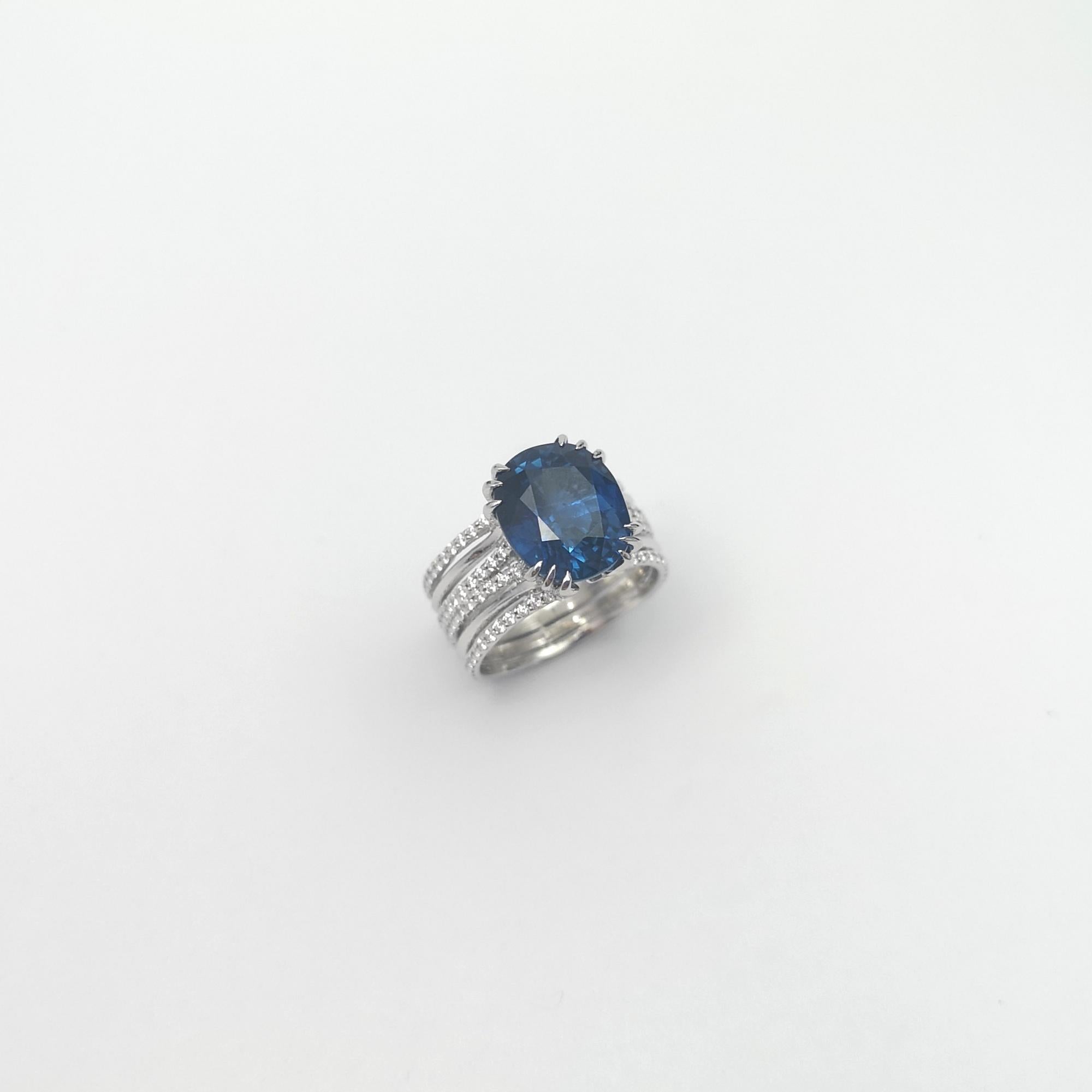 Blauer Saphir mit Diamantring in 18 Karat Weißgold gefasst im Angebot 2