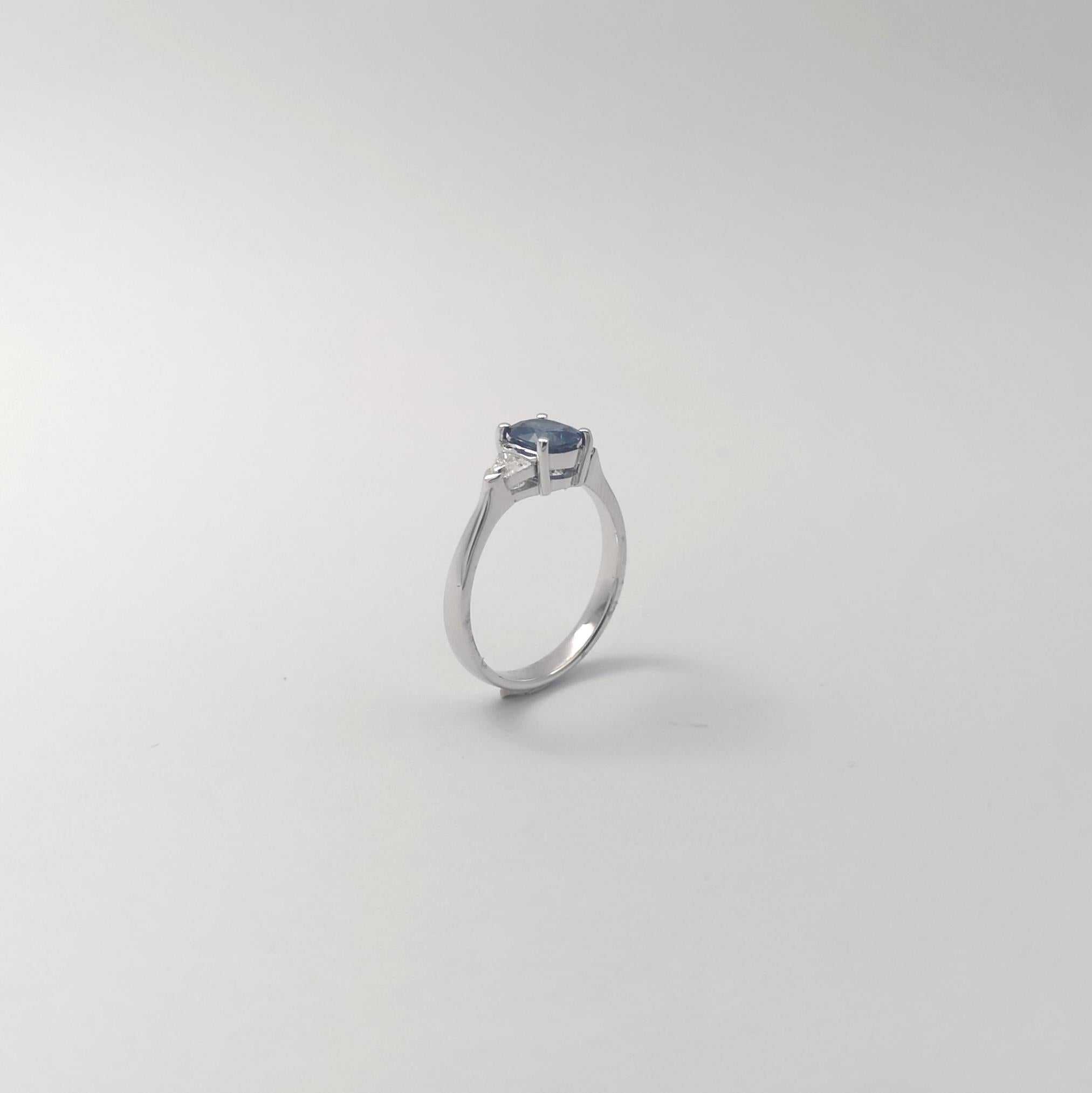 Blauer Saphir mit Diamantring in 18 Karat Weißgold gefasst im Angebot 2