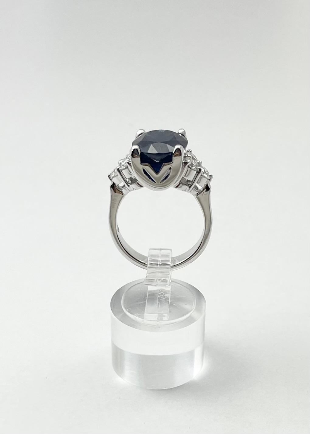 Blauer Saphir mit Diamantring in 18 Karat Weißgold gefasst im Angebot 2