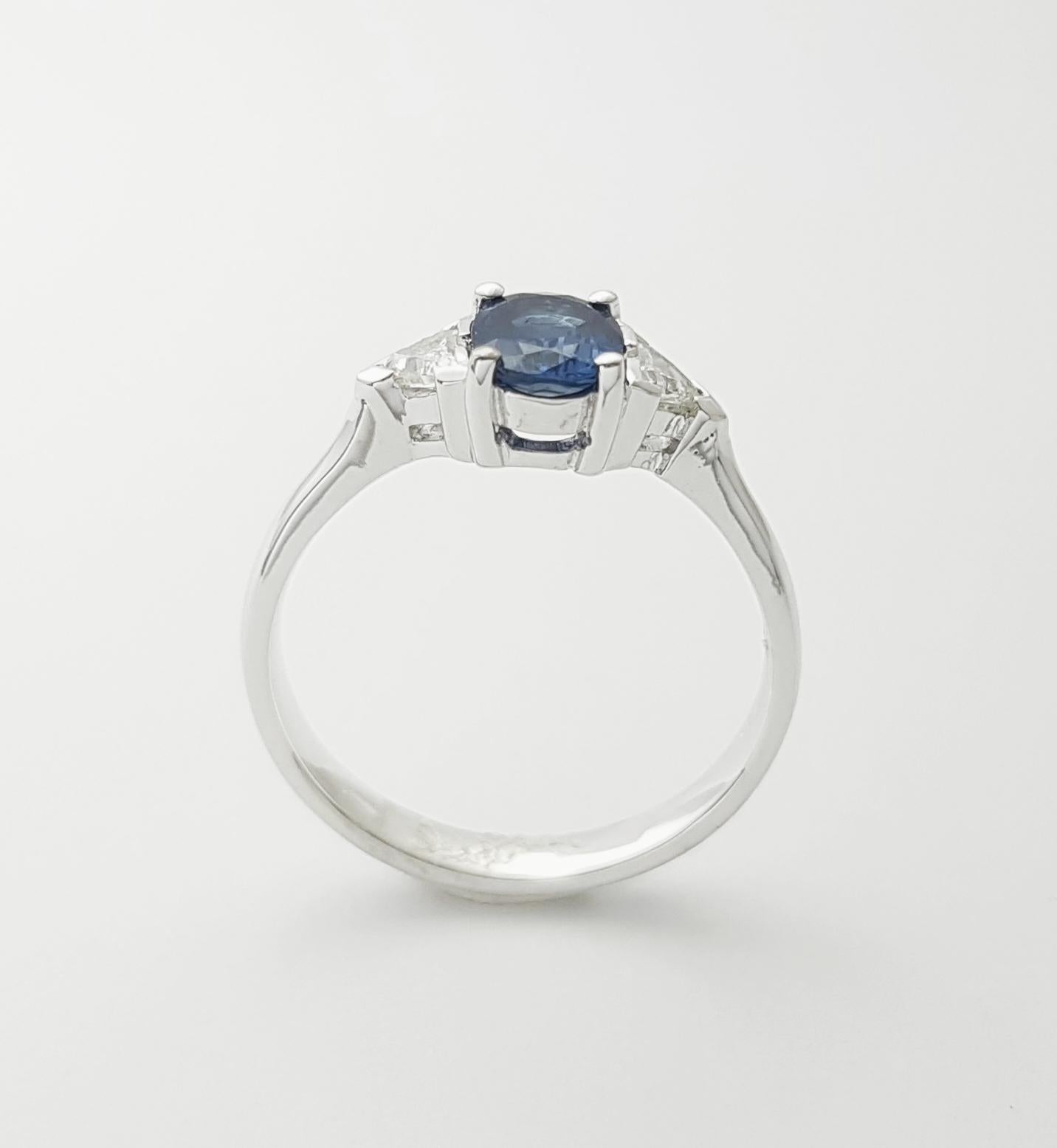 Anello con zaffiro blu e diamante con montatura in oro bianco 18 carati in vendita 2