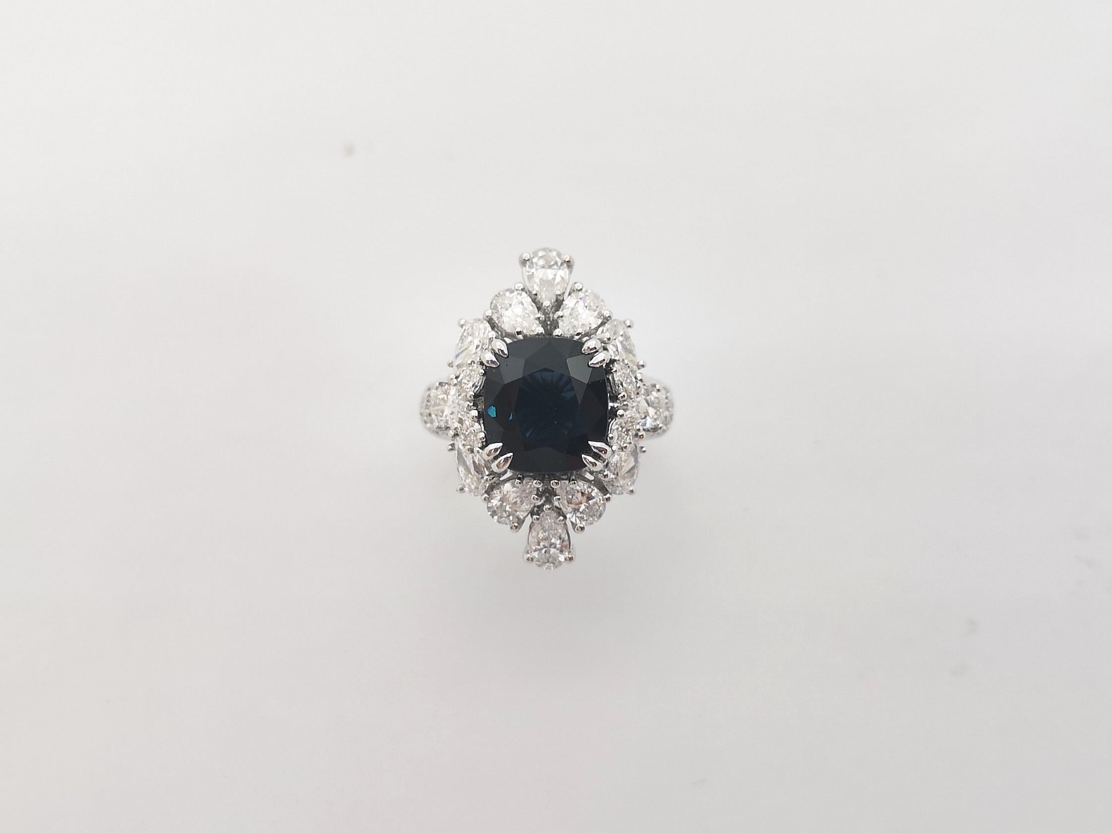 Blauer Saphir mit Diamantring in 18 Karat Weißgold gefasst im Angebot 3