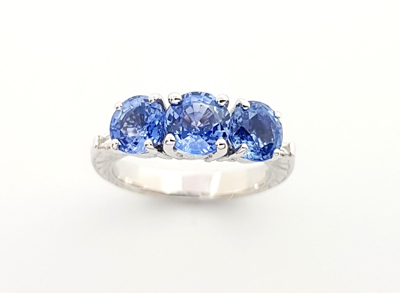 Blue Sapphire with Diamond Ring Set in 18k White Gold Settings For Sale 3