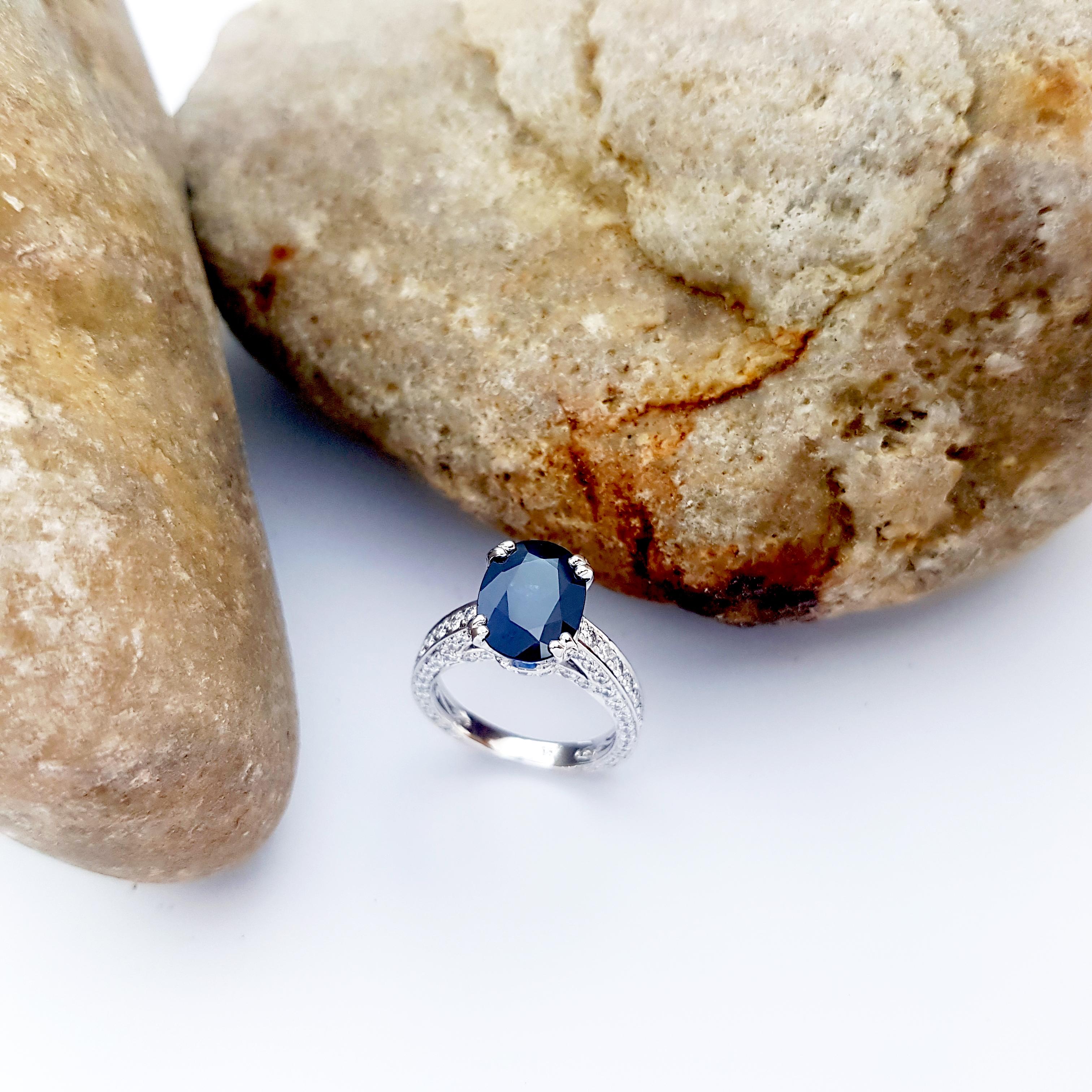 Bague en saphir bleu et diamants sertis en or blanc 18K en vente 3